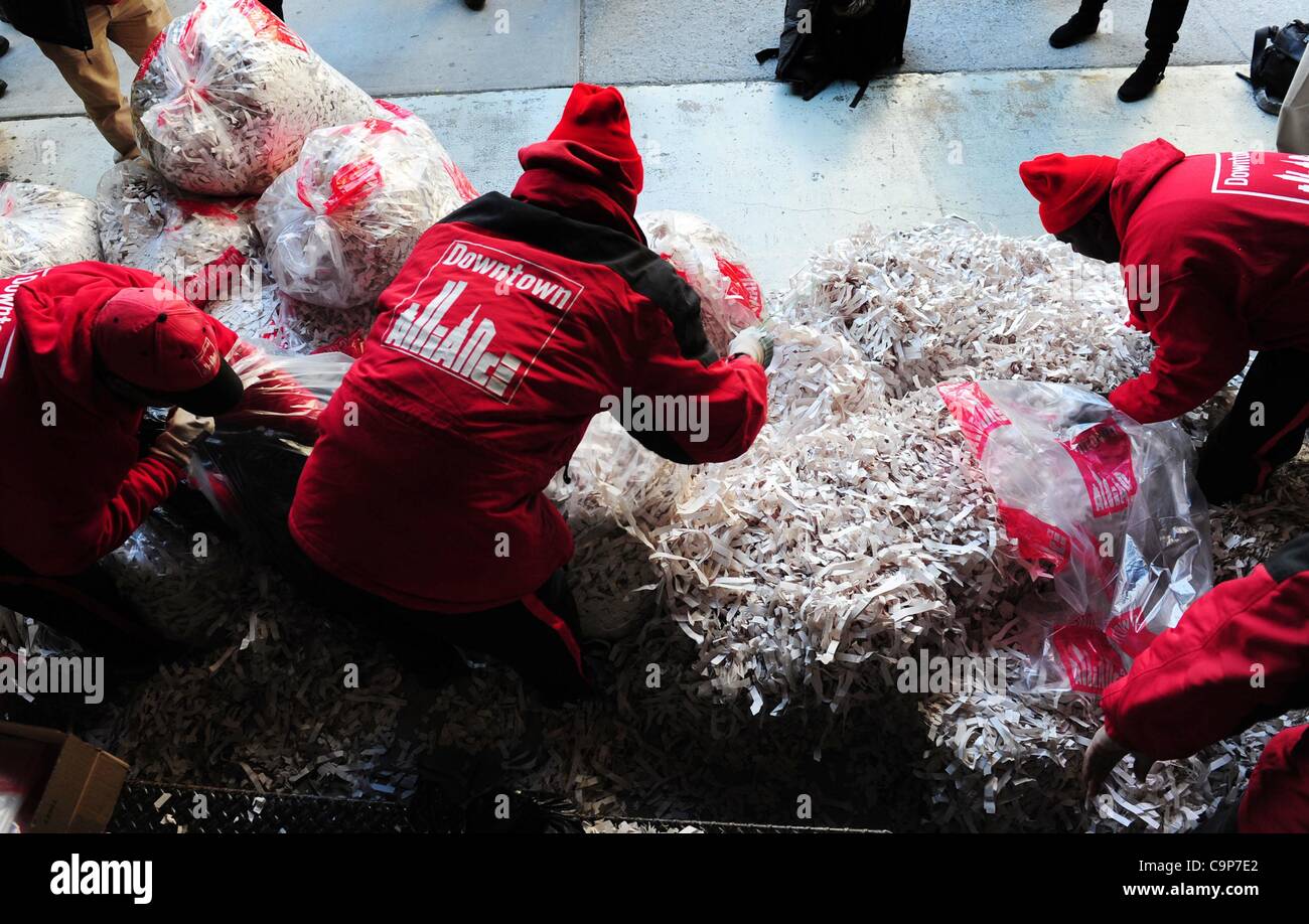 6. Februar 2012 - Manhattan, New York, USA - Alliance for Downtown New York Arbeiter Tasche eine Tonne von Konfetti in der Vorbereitung für die Super Bowl-Champion New York Giants Konfettiparade auf Broadway morgen früh. (Bild Kredit: Bryan Smith/ZUMAPRESS.com ©) Stockfoto