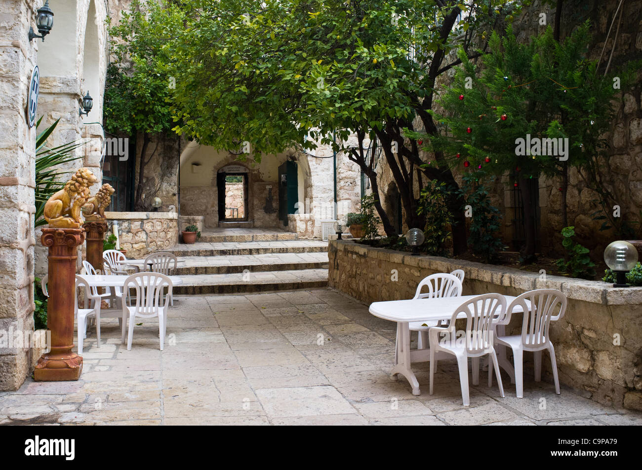 Innenhof des griechischen orthodoxen Tals des Klosters Kreuz wo zwei Autos über Nacht mutwillig zerstört wurden. Pkw-Reifen wurden zerschnitten und sie wurden mit antichristlichen Graffiti übersät. Jerusalem, Israel. 7. Februar 2012.  Was scheint eine verstärkende Welle von Ultra-religiöser Intoleranz Stockfoto