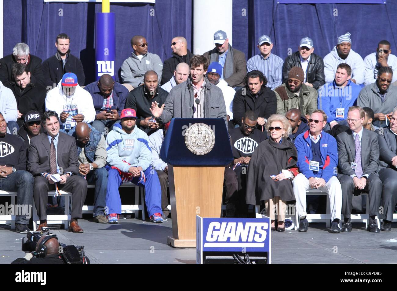 Eli Manning bei einem öffentlichen Auftritt für New York City Gastgeber Feier für Super Bowl XLVI Champions der New York Giants, City Hall Plaza, New York, NY 7. Februar 2012. Foto von: Andres Otero/Everett Collection Stockfoto