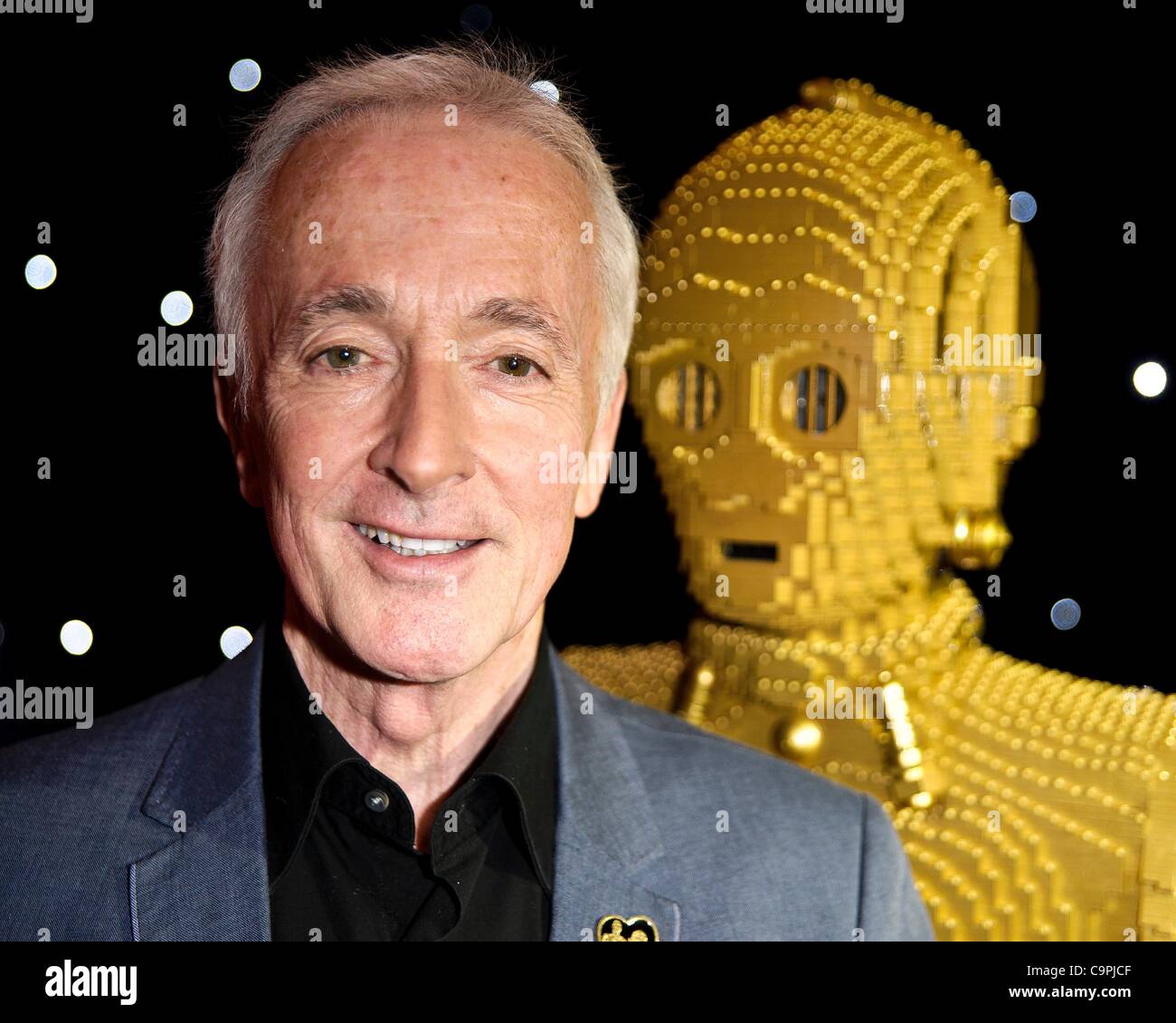 Anthony Daniels, C3PO in allen 6 Star Wars-Filmen mit einem Lego-Modell von seinem Charakter in Star Wars Episode 1 3D at The Empire Leicester Square am 8. Februar 2011 gespielt. Personen im Bild: Anthony Daniels. Bild von Julie Edwards Stockfoto