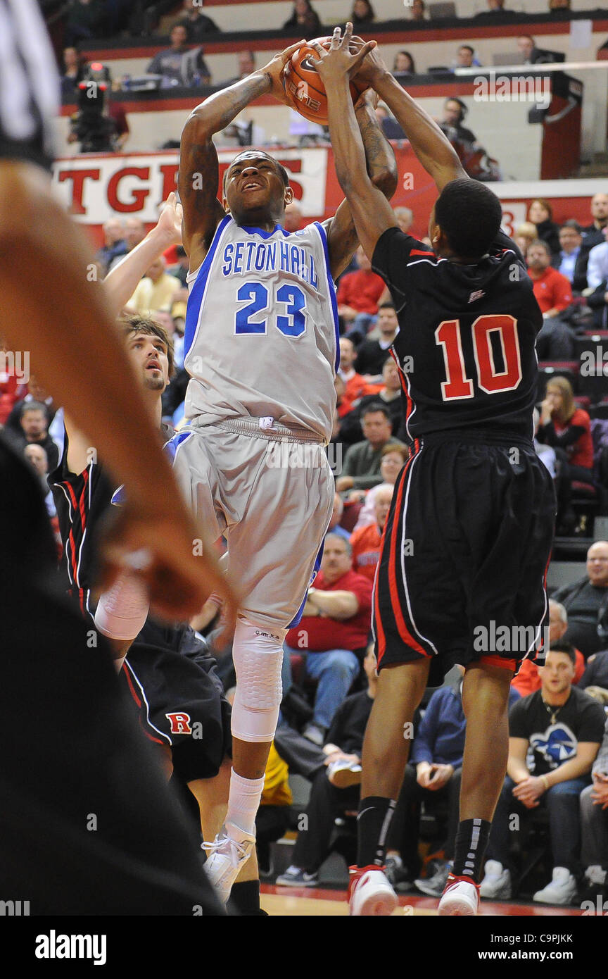 8. Februar 2012 Guard/Forward - Newark, New Jersey, USA - Rutgers Scarlet Knights Mike Poole (10) Blöcke ein Schuss Versuch von Seton Hall Pirates Guard/Forward Fuquan Edwin (23) während der ersten Hälfte Big East NCAA Basketball zwischen der Rutgers Scarlet Knights und Seton Hall Pirates an der Louis-Braun-Athlet Stockfoto