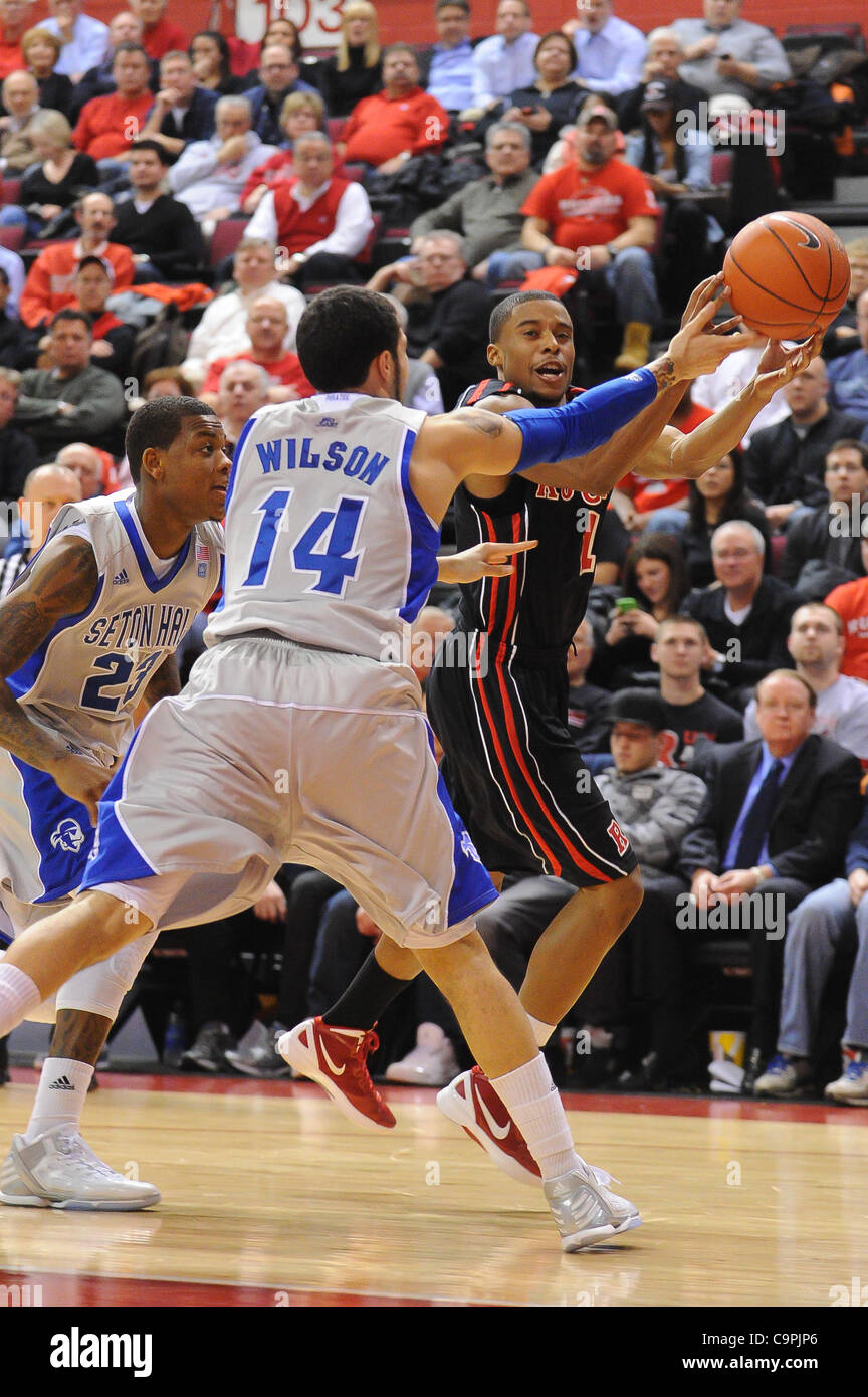 8. Februar 2012 zu schützen - Newark, New Jersey, USA - Rutgers Scarlet Knights Jerome Seagears (1) Pässe in den Lack an Seton Hall Pirates Türsteher Freddie Wilson (14) während der zweiten Hälfte Big East NCAA Basketball zwischen der Rutgers Scarlet Knights und Seton Hall Pirates bei Louis Braun sportliche Cent Stockfoto