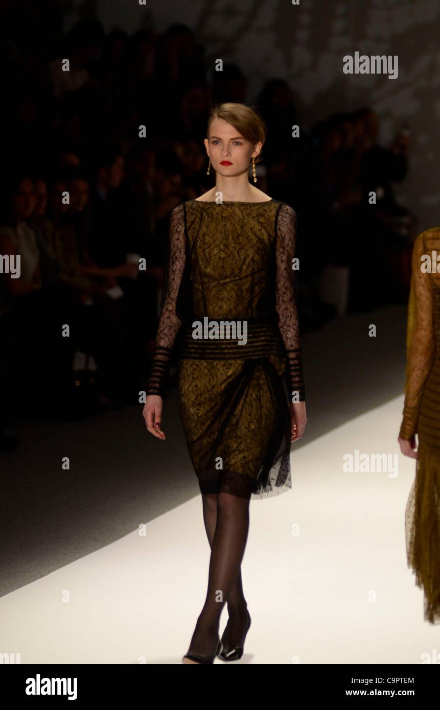 auf dem Laufsteg für TADASHI SHOJI Herbst/Winter 2012 Fashion Show auf der Mercedes-Benz Fashion Week, The Stage im Lincoln Center, New York, NY 9. Februar 2012. Foto von: Eric Reichbaum/Everett Collection Stockfoto