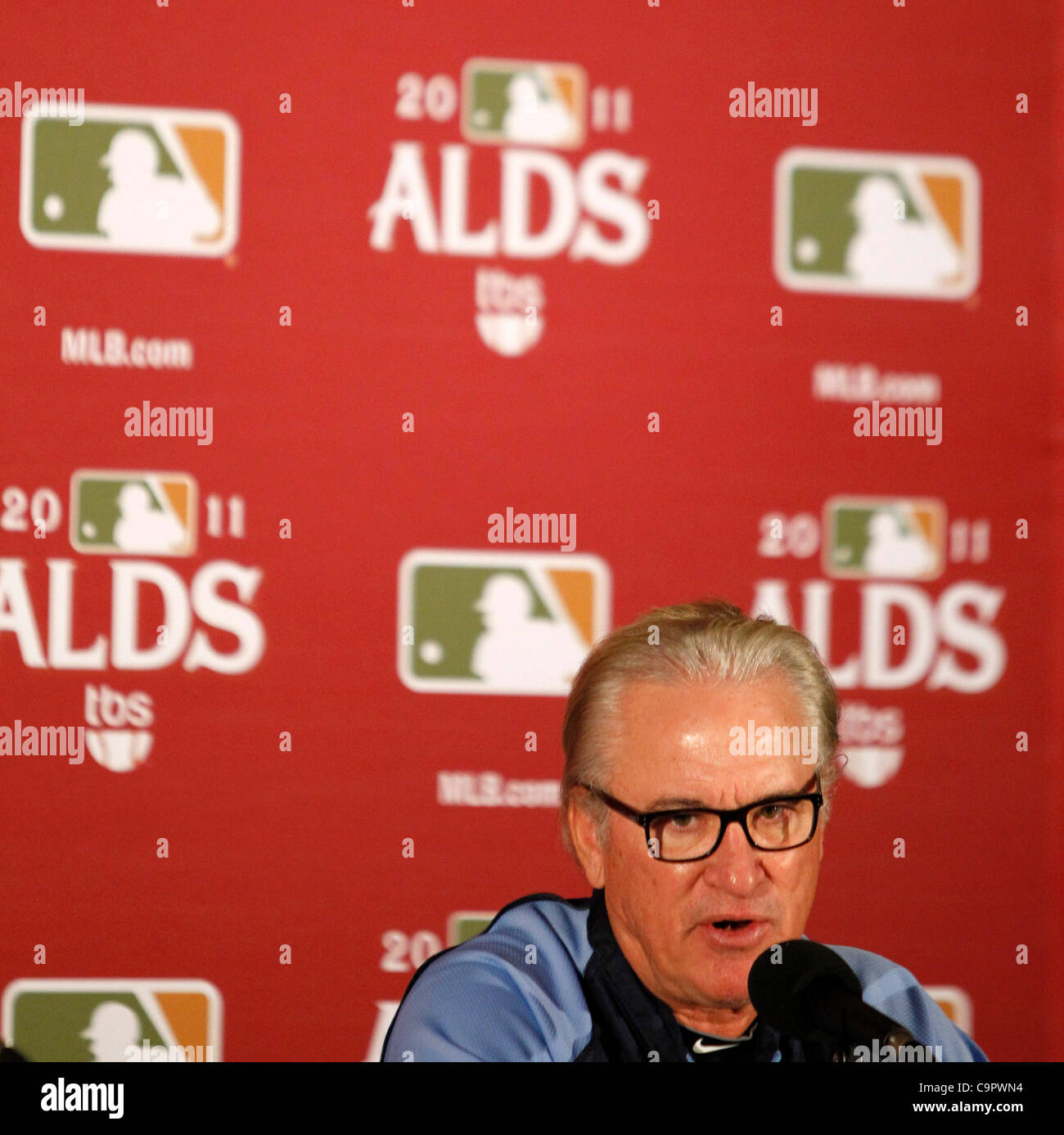 2. Oktober 2011 - St. Petersburg, FL, USA - JAMES BORCHUCK |   Times.SP 344739 BORC rays (02.10.2011) (St. Petersburg, FL) Joe Maddon beantwortet Fragen im Tropicana Field bei einer Pressekonferenz erklärt es Sonntag, 2. Oktober 2011.    [JAMES BORCHUCK Mal] (Kredit-Bild: © St. Petersburg Times/ZUMAPRESS.co Stockfoto