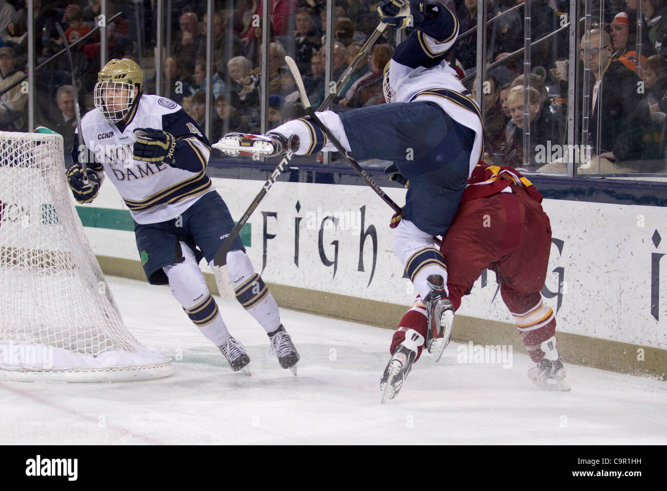 10. Februar 2012 - South Bend, Indiana, USA - Notre Dame rechten Flügel Austin Wuthrich (#27) und Ferris State Verteidiger Brett Wysopal (#27) hinter dem Netz im ersten Zeitraum Aktion des NCAA-Eishockey-Spiel zwischen Notre Dame und Ferris State zu kämpfen.  Die Ferris State Bulldogs besiegte die Notre Dame Fighting Iri Stockfoto