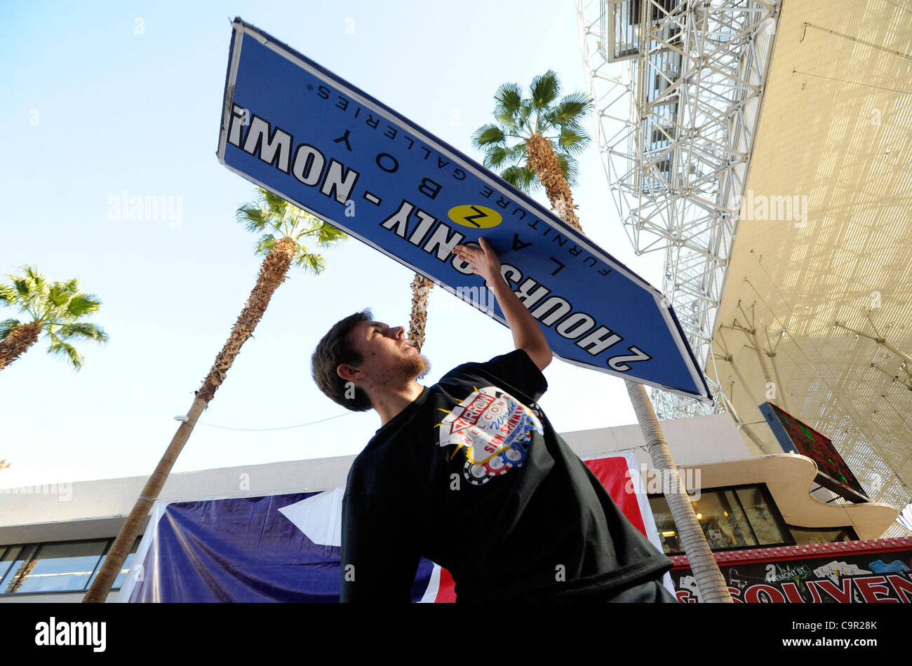 10. Februar 2012 - Las Vegas, Nevada, USA - TOM TUCKER von Atlanta, Georgia, erwärmt sich vor der ersten Runde der fünften jährlichen Zeichen Spinning-Weltmeisterschaft an der Fremont Street Experience auf Freitag, 10. Februar 2012 in Las Vegas, Nevada.  75 internationale Teilnehmer wetteiferten um gekrönte t werden Stockfoto