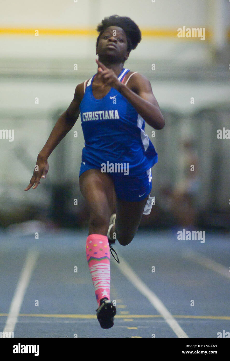 11. Februar 2012 - Newark, Delaware, Vereinigte Staaten von Amerika - 11.02.12 Newark DE: Christiana Senior Kehinde Akojie Wettbewerb in der Mädchen-55-Meter-Lauf bei den Staatsmeisterschaften indoor Track &amp; Field in The University of Delaware Field House in Newark Delaware Samstag, 11. Februar 2012 an in Newark De Stockfoto