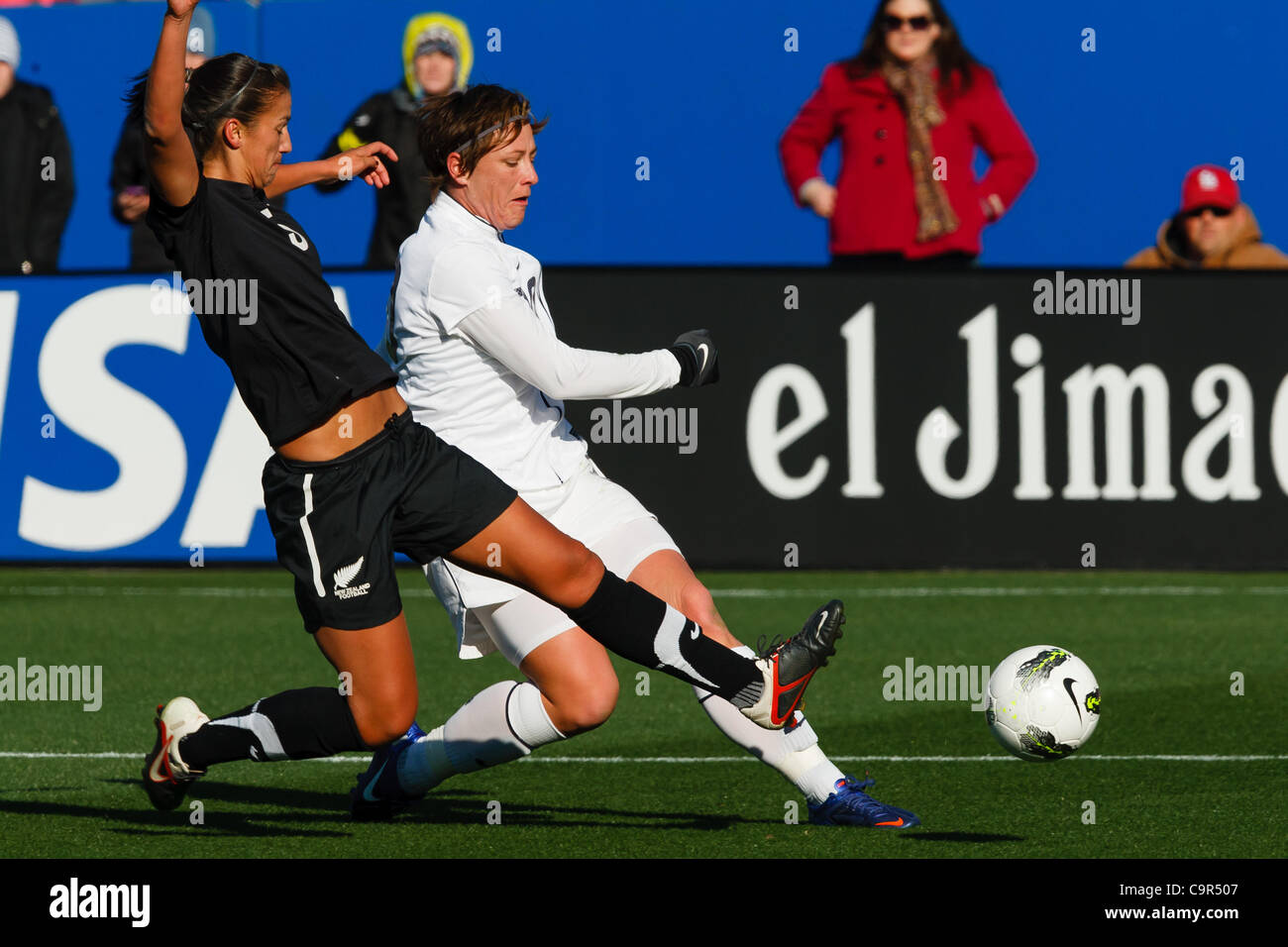 11. Februar 2012 - Frisco, Texas, Vereinigte Staaten - New Zealand National Soccer Verteidiger Abtei Erceg (5) fordert US-Frauen nationalen Fußball nach vorne Abby Wambach (20) während der Aktion zwischen uns Frau Nationalmannschaft und die Nationalmannschaft Neuseelands.  Der USA besiegt Neuseeland 2: 1 in der Nachspielzeit bei FC Dallas St Stockfoto