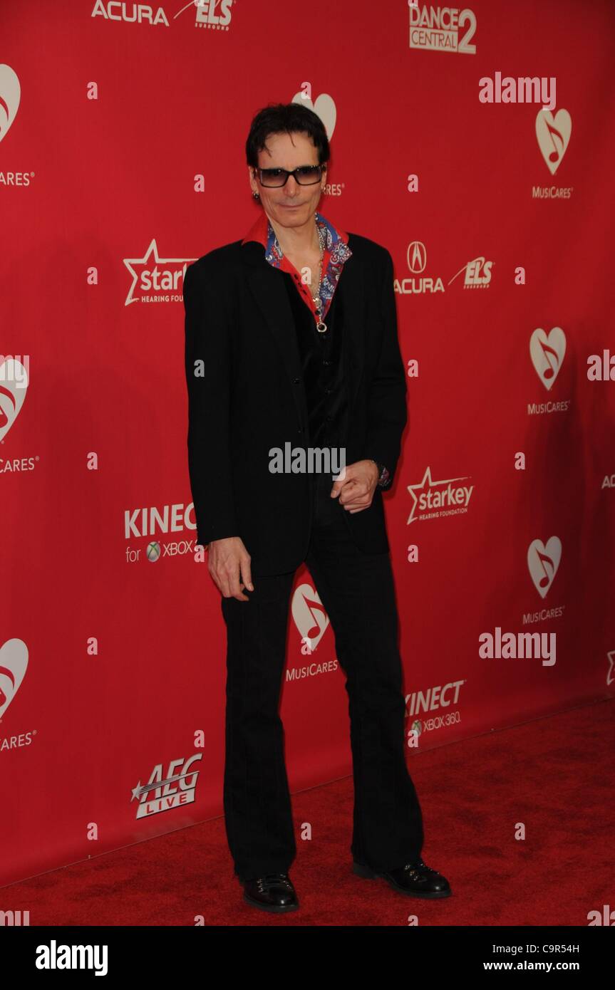 Steve Vai im Ankunftsbereich für 2012 MusiCares Person des Jahres Gala, Los Angeles Convention Center, Los Angeles, CA 10. Februar 2012. Foto von: Dee Cercone/Everett Collection Stockfoto