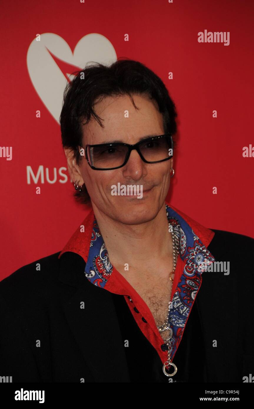 Steve Vai im Ankunftsbereich für 2012 MusiCares Person des Jahres Gala, Los Angeles Convention Center, Los Angeles, CA 10. Februar 2012. Foto von: Dee Cercone/Everett Collection Stockfoto