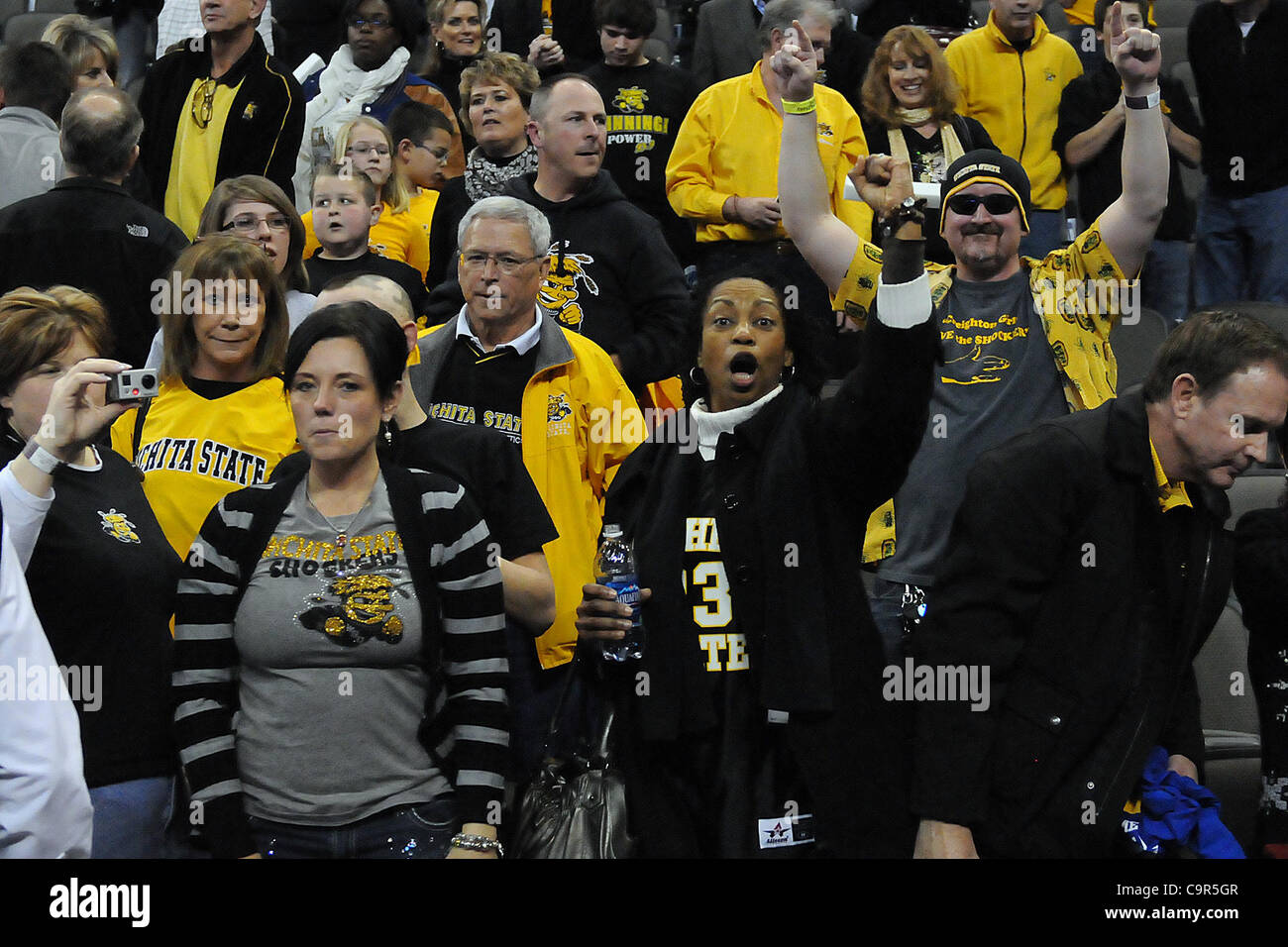 11. Februar 2012 - Omaha, Nebraska, USA - Schocker Fans feiern als Wichita State Creighton 89 68, besiegte bevor ein Ausverkauf der Masse in einem Spiel am CenturyLink Center in Omaha, Nebraska gespielt. (Kredit-Bild: © Steven Branscombe/Southcreek/ZUMApress.com) Stockfoto