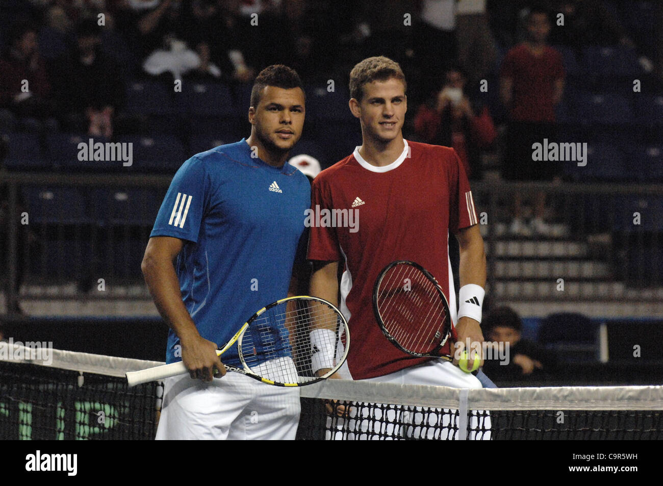 Kanadas Vasek Pospisil (R) und Jo-Wilfried Tsonga Frankreichs posieren für ein Foto vor ihrem Spiel bei einem Davis Cup World Group auf 10. Februar 2012 in Vancouver, Kanada. Der Franzose Kraft und Schnelligkeit bewiesen viel zu viel für ein fehlerhaftes Pospisil, der kämpfte um seine dienen zu finden und verlor 6-1, 6-3, 6-3 Stockfoto