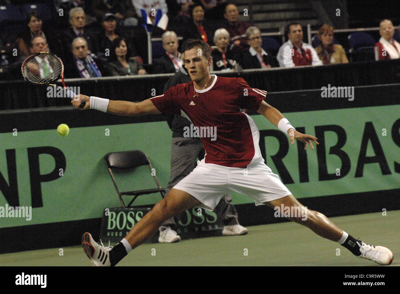 Kanadas Vasek Pospisil hält sein Auge auf den ball während Davis Cup World Group Krawatte Spiel gegen Jo-Wilfried Tsonga Frankreichs am 10. Februar 2012 in Vancouver, Kanada. Der Franzose Kraft und Schnelligkeit bewiesen viel zu viel für eine erratische Pospisil, der kämpfte um seine dienen zu finden und verlor 6-1, 6-3, 6-3 i Stockfoto