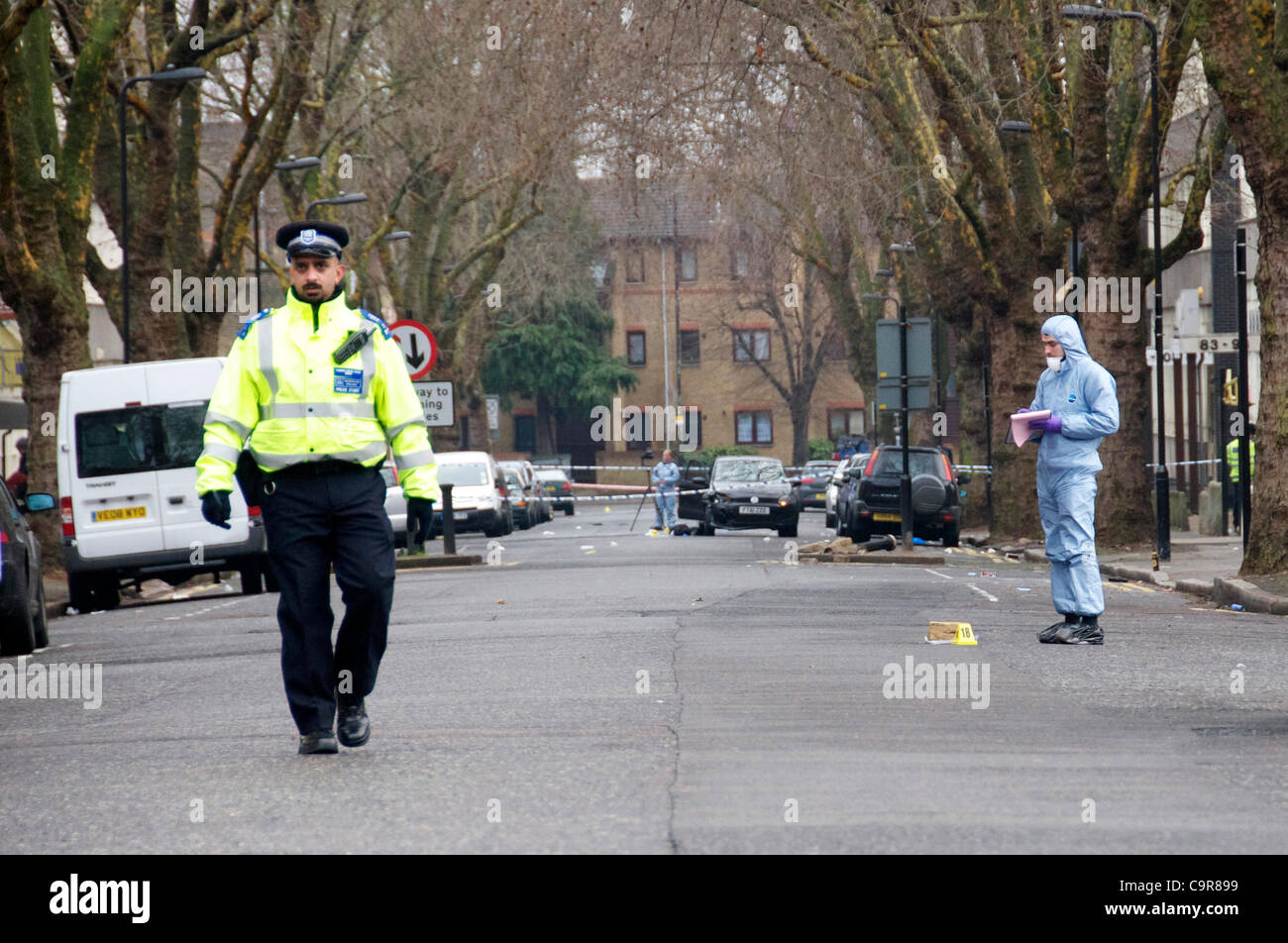 Forensische Offiziere studieren die Szene des Schießens und Messerstechereien. 02.12.12 London. VEREINIGTES KÖNIGREICH. Tottenham schießen Lawrence Straße. Ein Mann erschossen und in einem kritischen Zustand zwei mehr erstochen und im Krankenhaus. Stockfoto