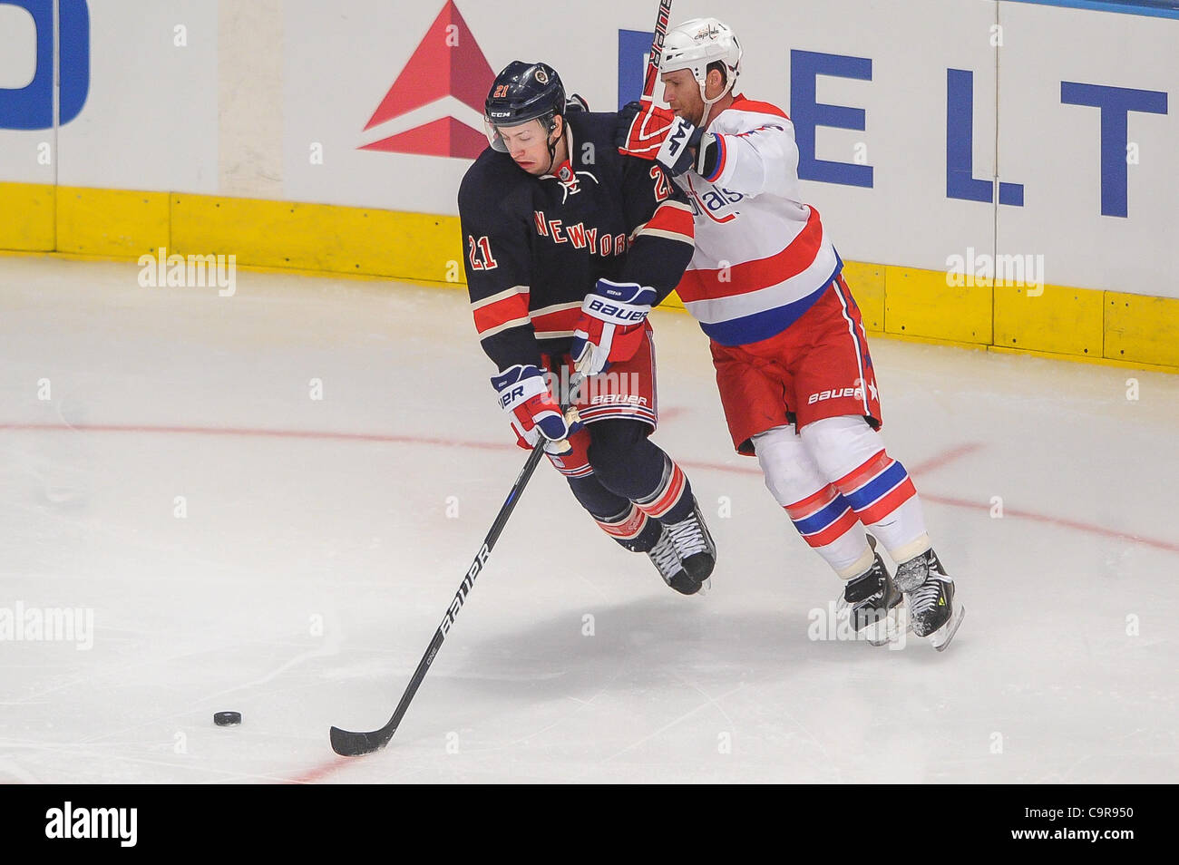 12. Februar 2012 - Newark, New Jersey, USA - New York Rangers Zentrum Derek Stepan (21) stiehlt den Puck aus Washington Capitals Verteidiger Dennis Wideman (6) auf ein Ranger Strafe töten während der dritten Periode NHL Aktion zwischen den Washington Capitals und den New York Rangers im Madison Square Garden in Ne Stockfoto