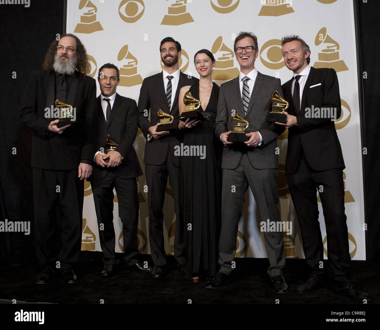 12. Februar 2012 - Los Angeles, Kalifornien, USA - (von links) Zimmer Produzenten Andrew Scheps, Greg Fidelman, Philip Allen, Beatriz Artola, Dan Wilson und Fraser T. Smith Pose in der Presse mit ihrer Grammy für das Album des Jahres für Adeles "21" auf der 54. Annual GRAMMY Awards im Staples Center auf Wahlvorschlag Stockfoto