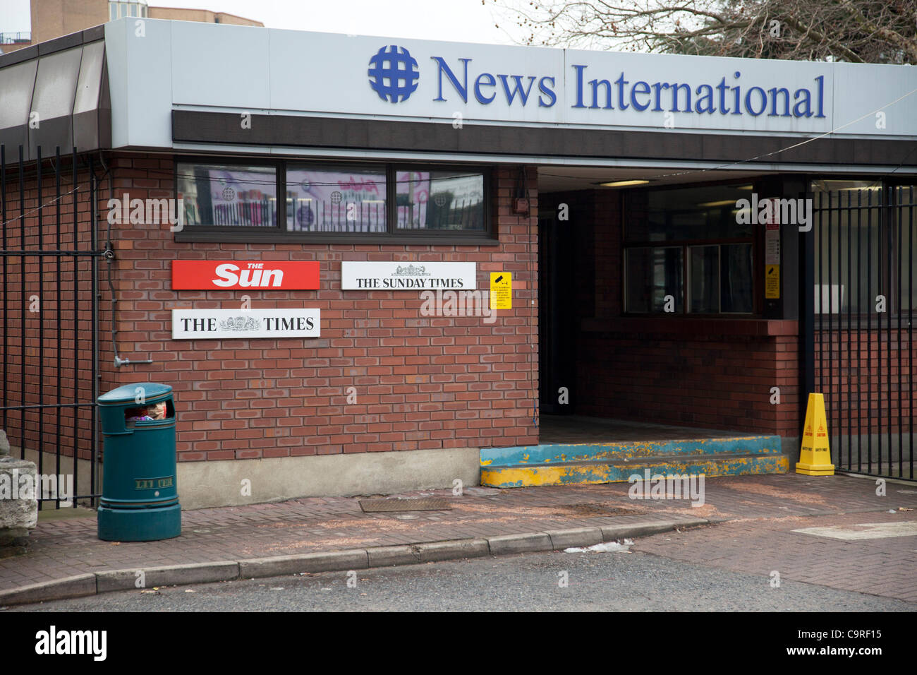 Außerhalb des Büros der Zeitung The Sun auf Pennington Street, London, England, UK. Dies ist Heimat von News International, die in der Mitte des Telefons hacking Skandal verwickelt gewesen sein. Britische Polizei verhaftet fünf leitende Mitarbeiterinnen und Mitarbeiter an News Corporation Zeitung die Sonne als Teil des investig Stockfoto