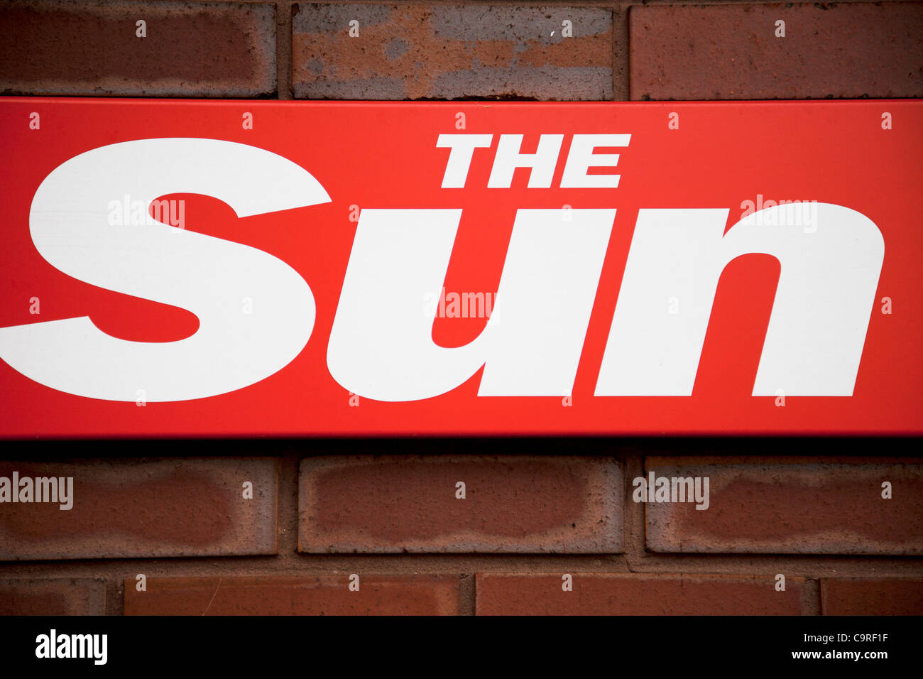 Außerhalb des Büros der Zeitung The Sun auf Pennington Street, London, England, UK. Dies ist Heimat von News International, die in der Mitte des Telefons hacking Skandal verwickelt gewesen sein. Britische Polizei verhaftet fünf leitende Mitarbeiterinnen und Mitarbeiter an News Corporation Zeitung die Sonne als Teil des investig Stockfoto
