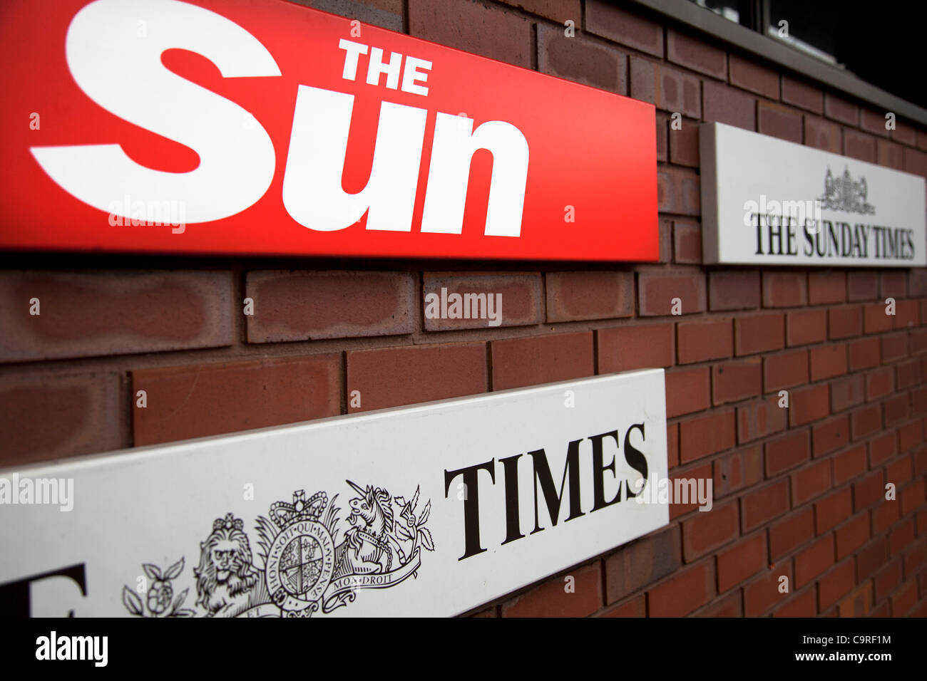 Außerhalb des Büros der Zeitung The Sun auf Pennington Street, London, England, UK. Dies ist Heimat von News International, die in der Mitte des Telefons hacking Skandal verwickelt gewesen sein. Britische Polizei verhaftet fünf leitende Mitarbeiterinnen und Mitarbeiter an News Corporation Zeitung die Sonne als Teil des investig Stockfoto