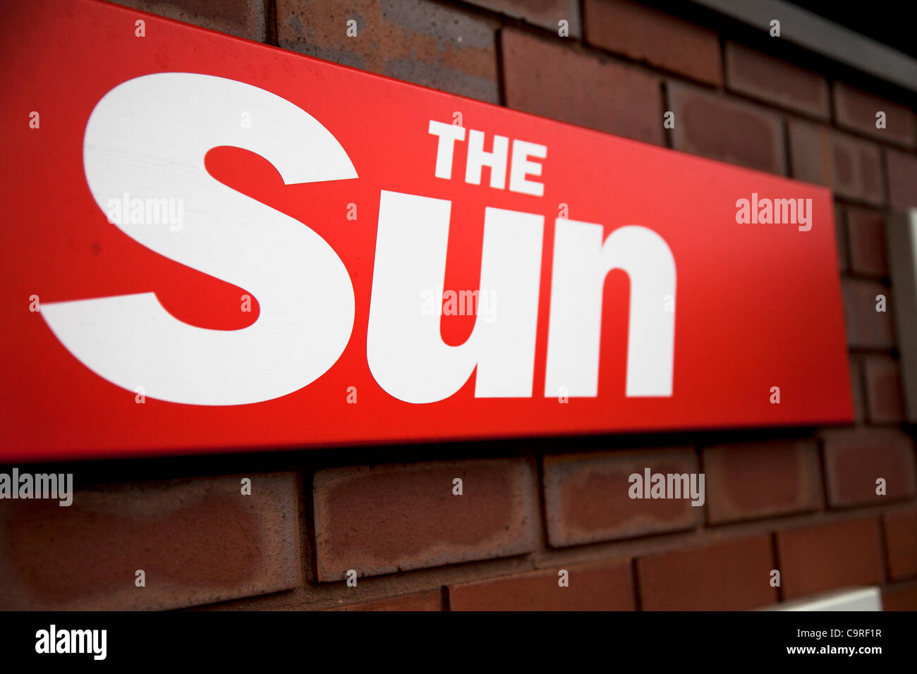 Außerhalb des Büros der Zeitung The Sun auf Pennington Street, London, England, UK. Dies ist Heimat von News International, die in der Mitte des Telefons hacking Skandal verwickelt gewesen sein. Britische Polizei verhaftet fünf leitende Mitarbeiterinnen und Mitarbeiter an News Corporation Zeitung die Sonne als Teil des investig Stockfoto