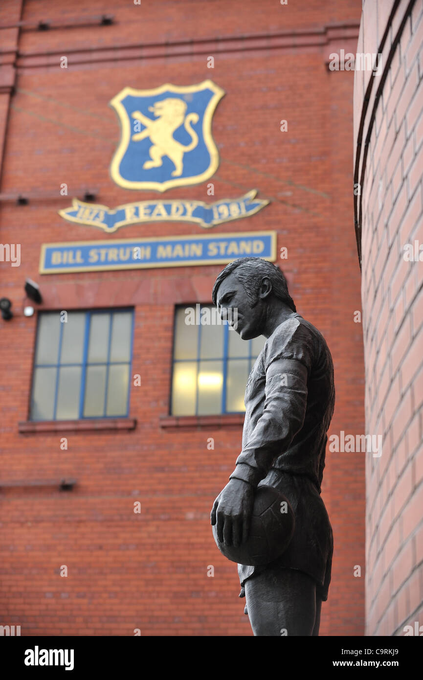 Die Statue von John Greig, die "größte jemals Ranger" außerhalb Ibrox Stadium, Heimat der Rangers Football Club.Glasgow Rangers Steuerschuld erreichen konnte über £75million und der Club ist jetzt Verwaltung eingegeben hat. Stockfoto