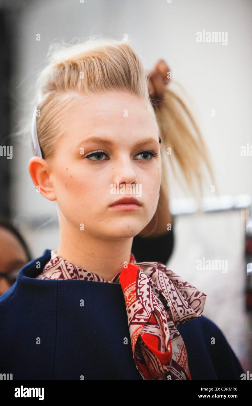 Das Modell hinter den Kulissen für KAREN WALKER Herbst/Winter 2012 Fashion Show - Backstage, Pier 59, New York, NY 13. Februar 2012. Foto von: Jennifer Polixenni Brankin/Everett Collection Stockfoto