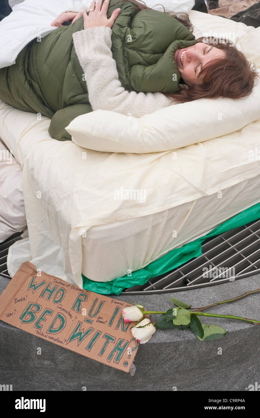 New York, NY - 14. Februar 2012 besetzen Wall Street Valentine's Day "Bed-In" mit dem Titel "Wer sind Sie im Bett mit,", die auf John und Yoko es 1969 Bett-Ins in Montreal und Amsterdam modelliert wurde. Stockfoto