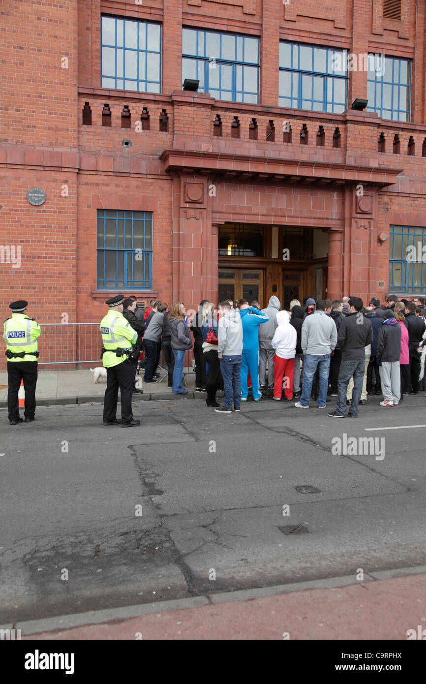 Ibrox Stadium, Edmiston Drive, Ibrox, Glasgow, Schottland, Großbritannien, Dienstag, 14th. Februar 2012. Fans vor Ibrox Park die Heimat des Rangers Football Club Stockfoto