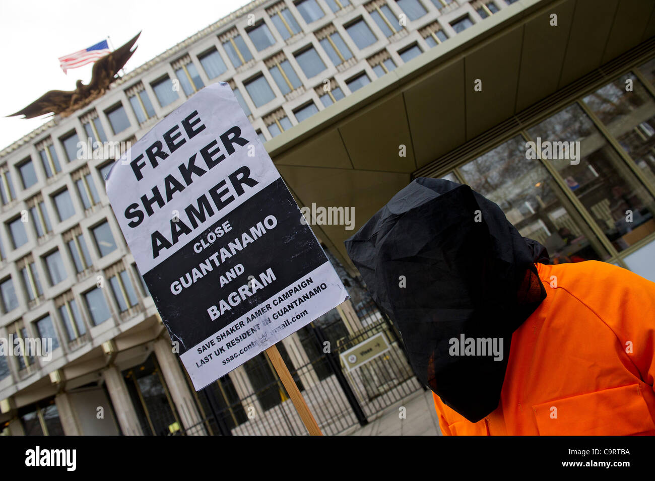 Der speichern-Shaker Kampagne Protest außerhalb der US-Botschaft, Grosvenor Square, London.  Heute ist der zehnte Jahrestag der Shaker Aamer Haft in Guantanamo Bay.  Die Demonstranten singen und marschieren in einem Kreis, im Takt der Trommel, und sie von hand in eine Karte für seine Freilassung fordern. 14. Februar 2012 Stockfoto