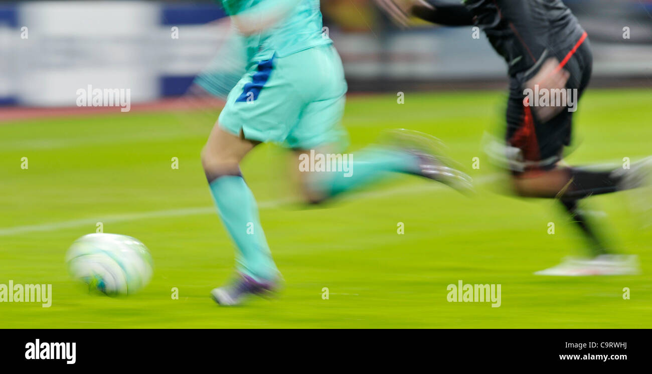 Fussball, Champions League Octos Hinspiel, Bayer 04 Leverkusen Gegen FC Barcelona (Spanien) 1:3---Dynamische Fussballer Regierungssitzes Im Kampf äh Höhle Ball | Fußball, UEFA Champions League, Leverkusen gegen FC Barcelona 1:3---unscharfe Beine und ball Stockfoto
