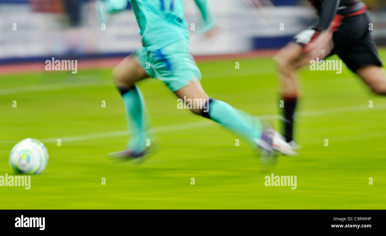 Fussball, Champions League Octos Hinspiel, Bayer 04 Leverkusen Gegen FC Barcelona (Spanien) 1:3---Dynamische Fussballer Regierungssitzes Im Kampf äh Höhle Ball | Fußball, UEFA Champions League, Leverkusen gegen FC Barcelona 1:3---unscharfe Beine und ball Stockfoto