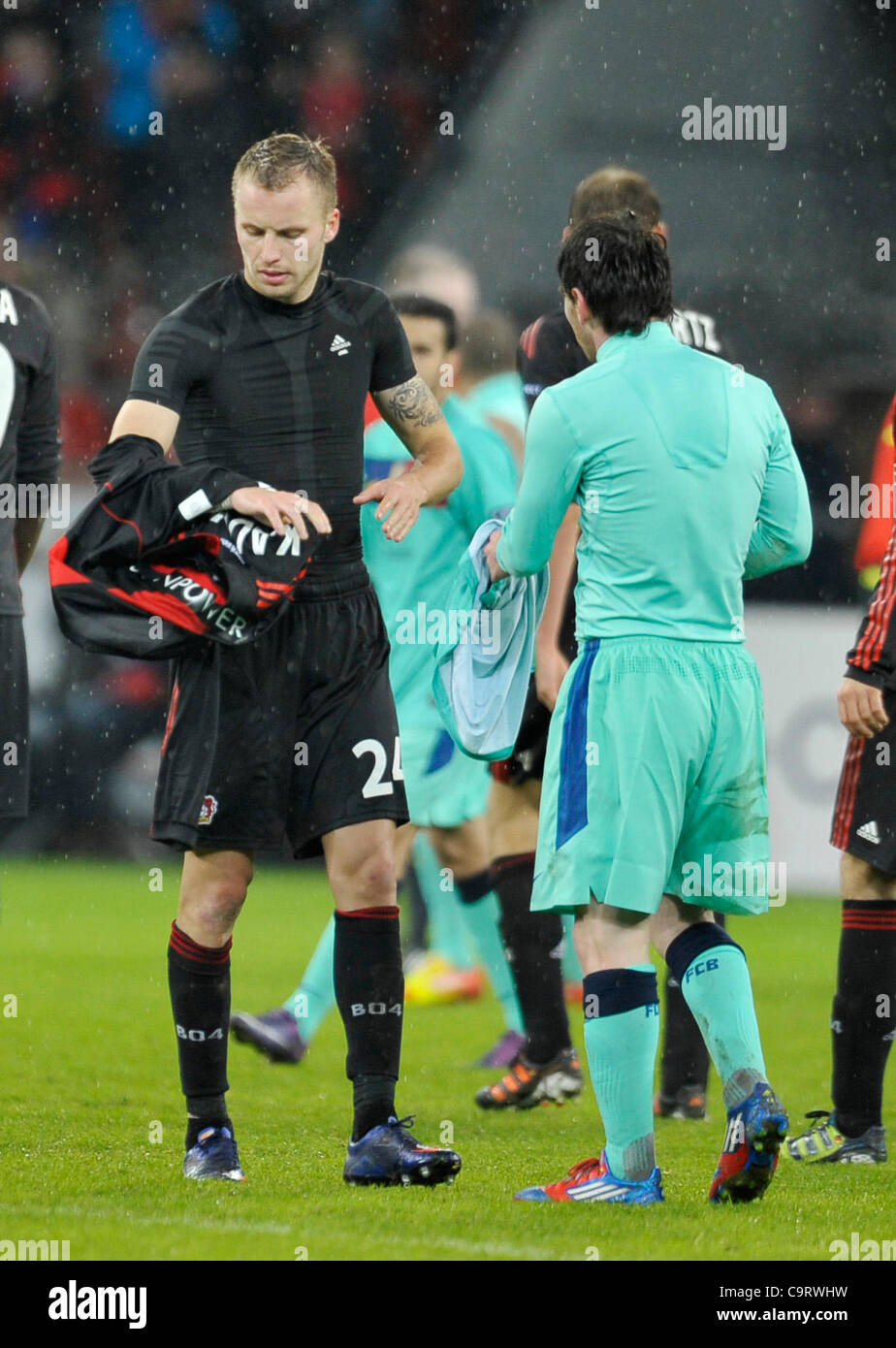 Fußball, UEFA Champions League, Leverkusen gegen FC Barcelona 1:3---Michal Kadlec (Leverkusen)(li.) tauscht Hemden mit Lionel Messi Stockfoto