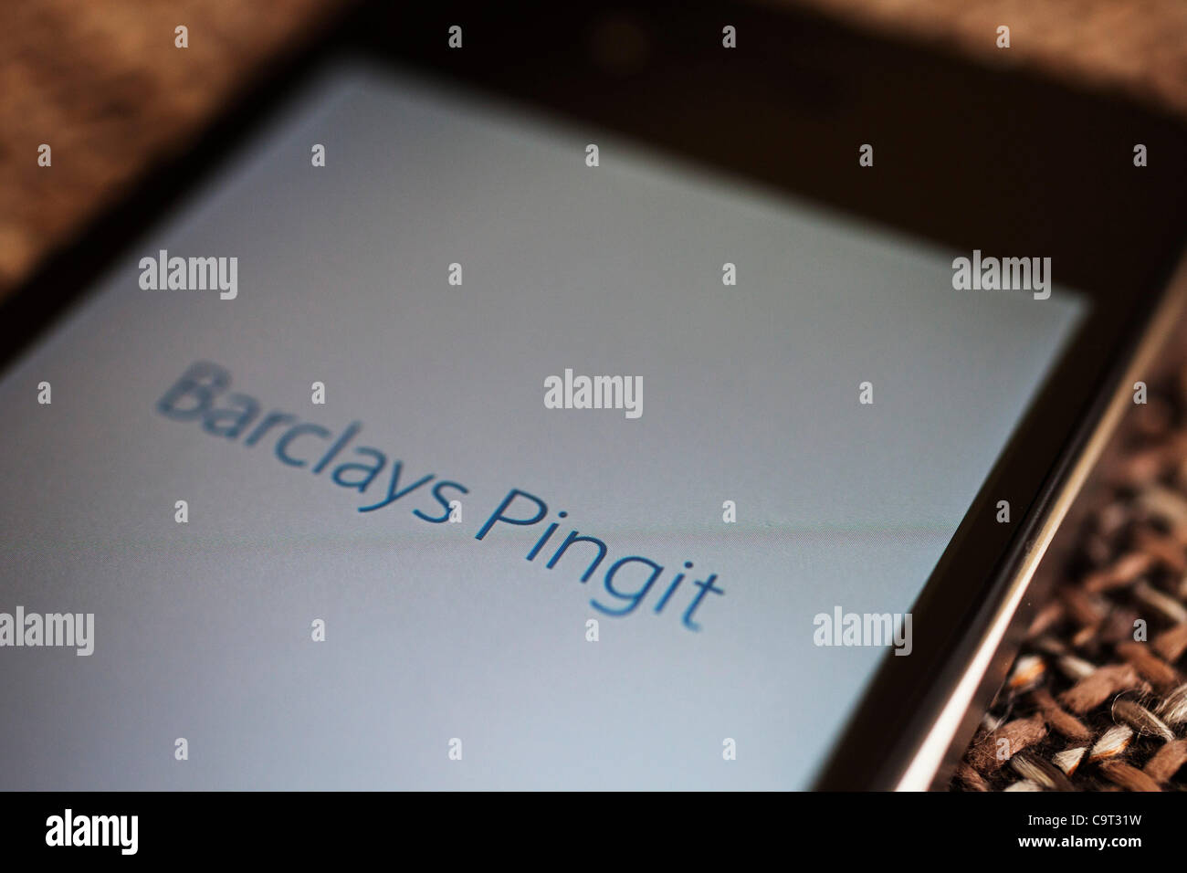 16.02.2012, UK. Pingit app auf dem iPhone. Barclays Bank Geld senden Service ermöglicht es UK Girokonto Kunden senden und empfangen von Geld durch ihre Smartphones mit dieser app. Stockfoto