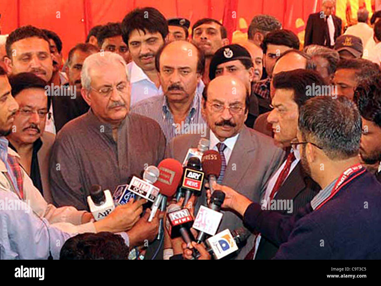 Sindh Hauptminister, Syed Qaim Ali Shah spricht mit Mediamen während seiner Besuche bei Landtagswahlen Vertretung der Kommission in Karachi auf Donnerstag, 16. Februar 2012. Stockfoto