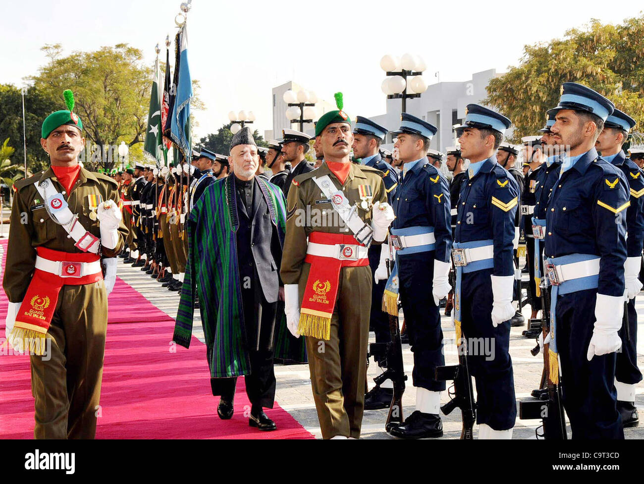 Afghanistans Präsident Hamid Karzai prüft der Guard of Honor bei seiner Ankunft am Aiwan-e-Sadr in Islamabad auf Donnerstag, 16. Februar 2012. Stockfoto