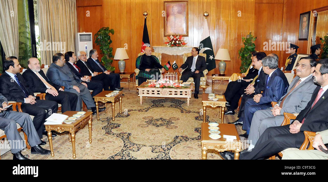 Präsident Asif Ali Zardari und seinem afghanischen Amtskollegen, Hamid Karzai führen ihre jeweiligen Delegationen in bilateralen Gesprächen auf Aiwan-e-Sadr in Islamabad auf Donnerstag, 16. Februar 2012. Stockfoto