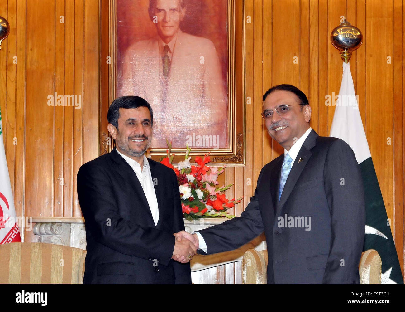 Präsident Asif Ali Zardari schüttelt Hand mit seinem iranischen Amtskollegen Mahmoud Ahmadinejad vor Sitzung am Aiwan-e-Sadr in Islamabad am Donnerstag, 16. Februar 2012. Stockfoto