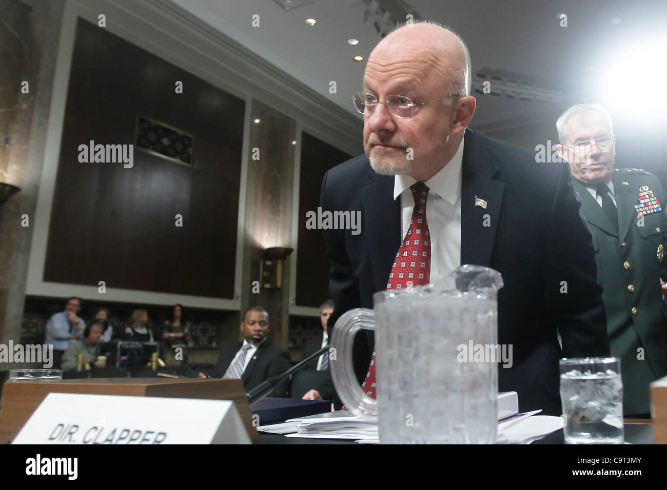 16. Februar 2012 - zeugt von Washington, DC, USA - Direktor der nationalen Intelligenz JAMES CLAPPER vor der Senat Armed Services Committee Sitzung vom weltweiten Bedrohungen. (Kredit-Bild: © James Berglie/ZUMAPRESS.com) Stockfoto