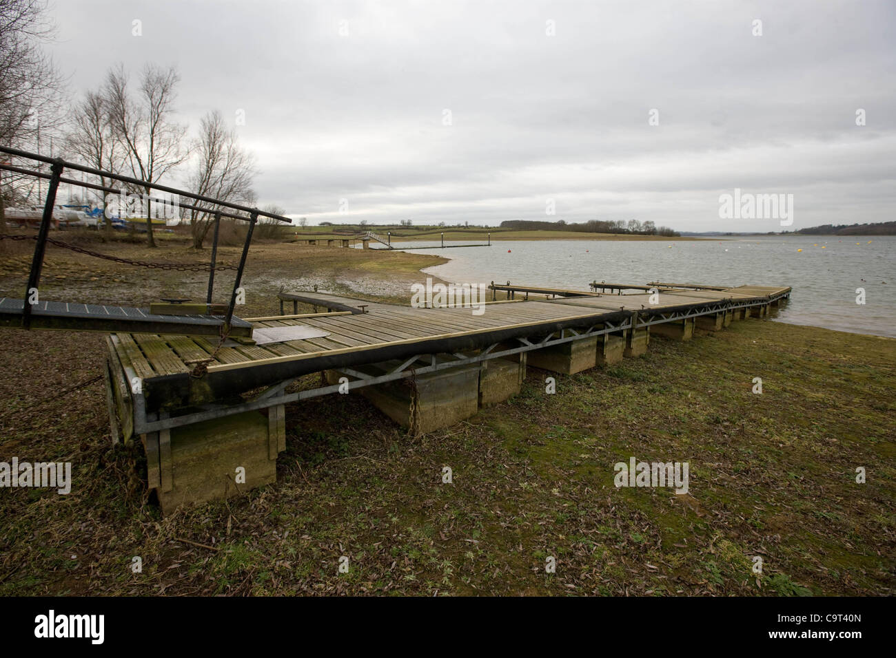 Wasserstände sind gering und liegt bei Rutland Water in der Nähe von Oakham, Rutland, England. Das Reservoir einer der größten künstlichen Seen in Europa und liefert Trinkwasser in den trockensten reservieren und am dichtesten bevölkerten Viertel der United Kingdom.The East Midland und East Anglia stehen Beschränkung auf Wasser u Stockfoto