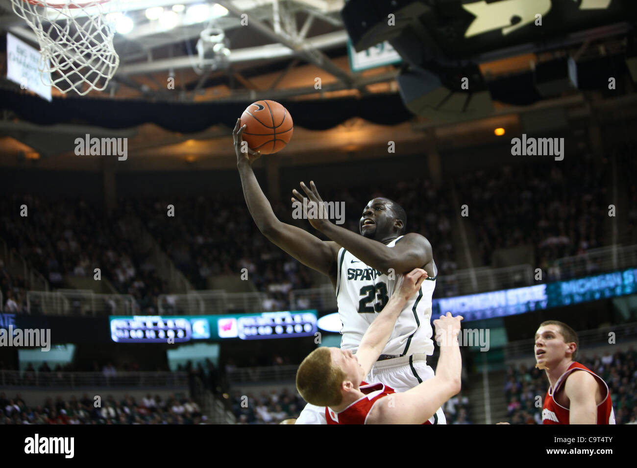 16. Februar 2012 - East Lansing, Michigan, Vereinigte Staaten - Michigan State Spartans weiterleiten Draymond Green (23) Laufwerke in den Korb und Noten wie er von Wisconsin Badgers verteidigt weiterleiten Mike Bruesewitz (31) im Breslin Center. (Kredit-Bild: © Rey Del Rio/Southcreek/ZUMAPRESS.com) Stockfoto