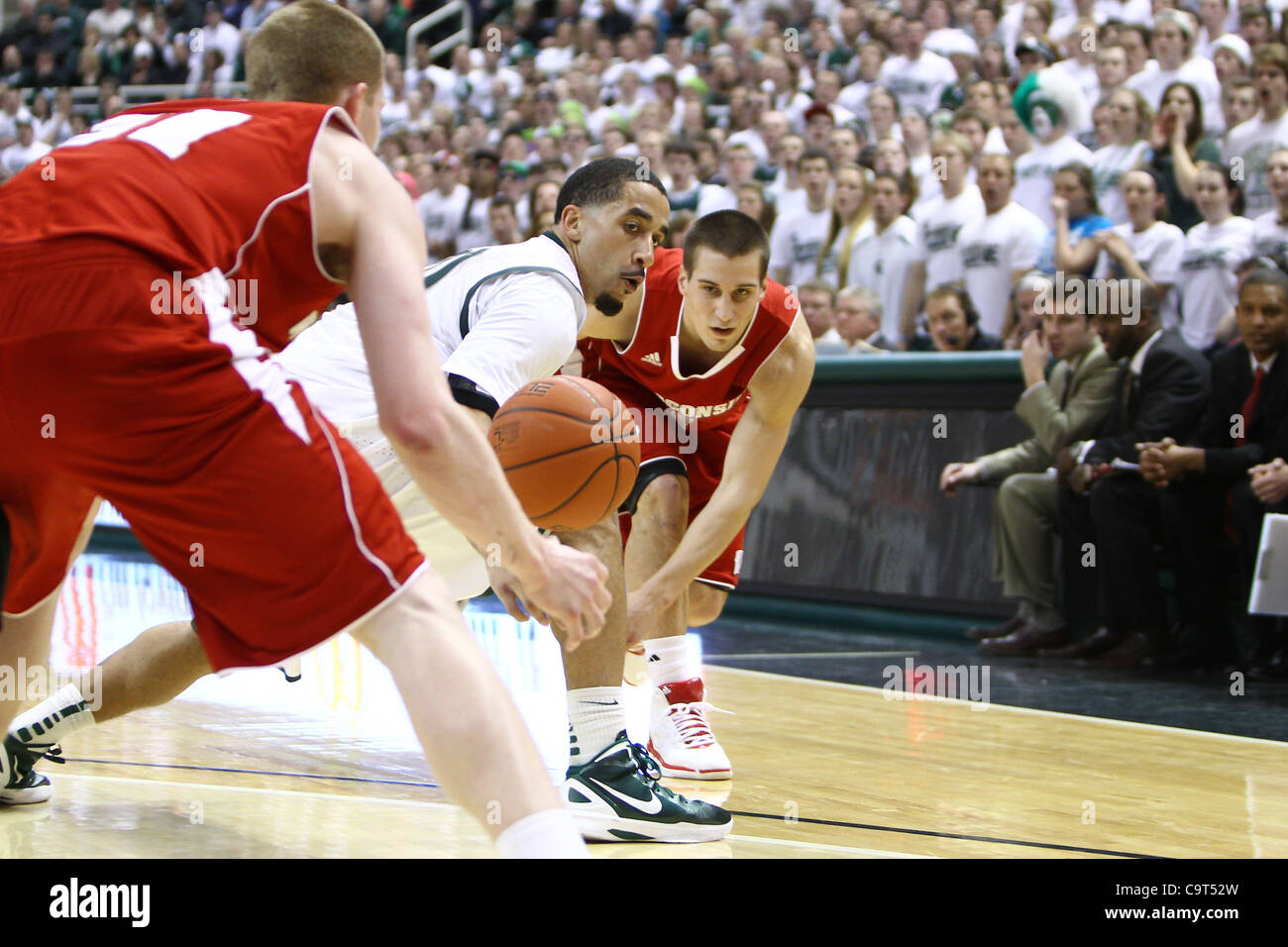 16. Februar 2012 - East Lansing, Michigan, USA - Wisconsin Badgers bewachen Ben Brust (1) sieht an Wisconsin Badgers vorwärts Mike Bruesewitz (31) gegen die Michigan State Spartans im Breslin Center übergeben. MSU besiegte Wisconsin 69-55. (Kredit-Bild: © Rey Del Rio/Southcreek/ZUMAPRESS.co Stockfoto
