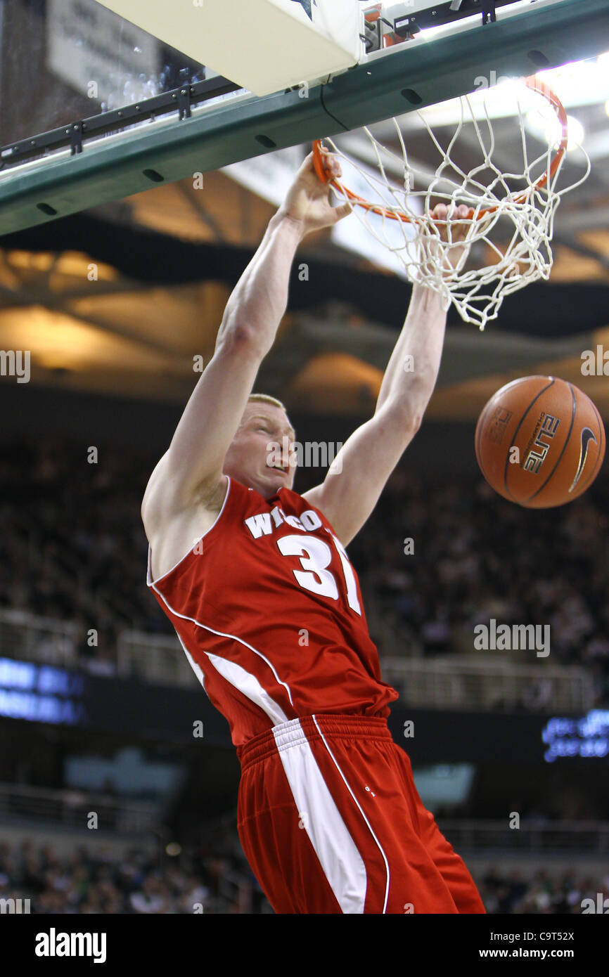 16. Februar 2012 - dunks East Lansing, Michigan, USA - Wisconsin Badgers vorwärts Mike Bruesewitz (31) den Ball in der zweiten Hälfte gegen die Michigan State Spartans im Breslin Center. MSU besiegte Wisconsin 69-55. (Kredit-Bild: © Rey Del Rio/Southcreek/ZUMAPRESS.com) Stockfoto