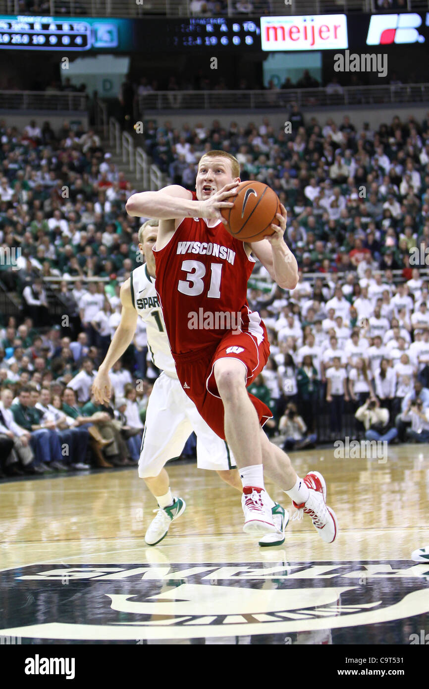 16. Februar 2012 - East Lansing, Michigan, USA - Wisconsin Badgers vorwärts Mike Bruesewitz (31) Laufwerke auf den Korb und Punkte in der zweiten Hälfte gegen die Michigan State Spartans im Breslin Center. MSU besiegte Wisconsin 69-55. (Kredit-Bild: © Rey Del Rio/Southcreek/ZUMAPRESS.com) Stockfoto