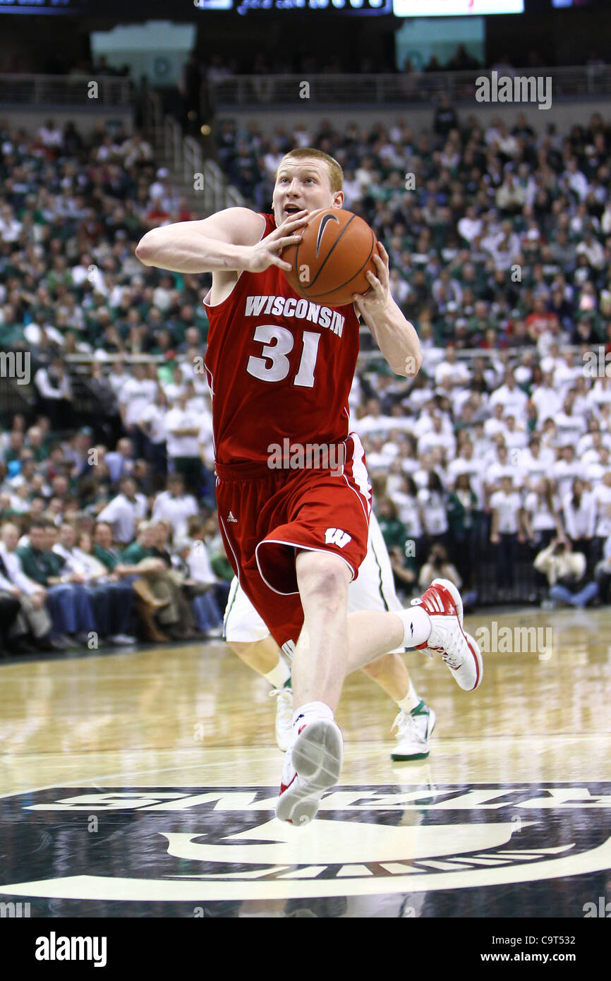16. Februar 2012 - East Lansing, Michigan, USA - Wisconsin Badgers vorwärts Mike Bruesewitz (31) Laufwerke auf den Korb und Punkte in der zweiten Hälfte gegen die Michigan State Spartans im Breslin Center. MSU besiegte Wisconsin 69-55. (Kredit-Bild: © Rey Del Rio/Southcreek/ZUMAPRESS.com) Stockfoto