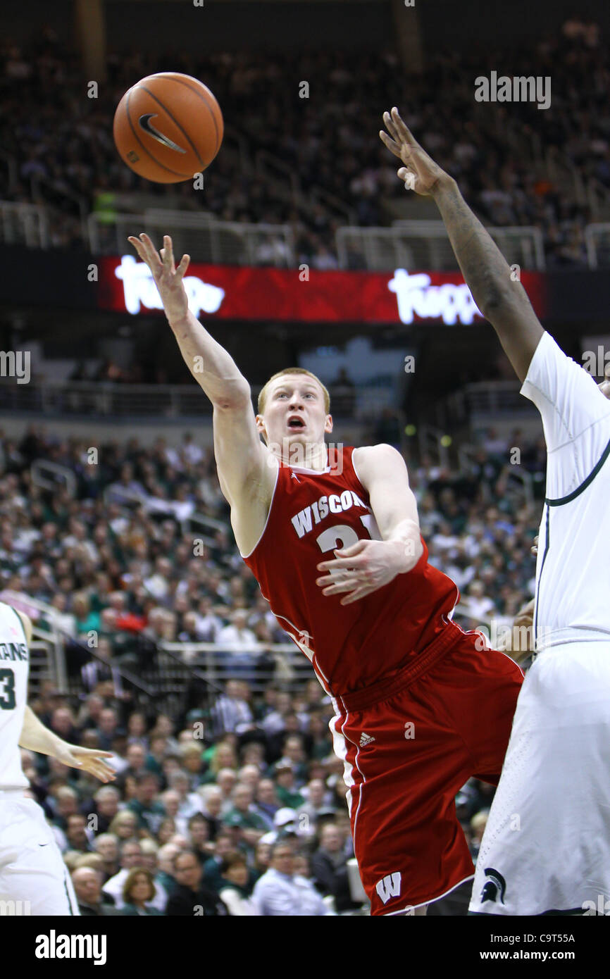 16. Februar 2012 - East Lansing, Michigan, USA - Wisconsin Badgers vorwärts Mike Bruesewitz (31) Laufwerke auf den Korb und Punkte während des Spiels gegen die Michigan State Spartans im Breslin Center. MSU besiegte Wisconsin 69-55. (Kredit-Bild: © Rey Del Rio/Southcreek/ZUMAPRESS.com) Stockfoto