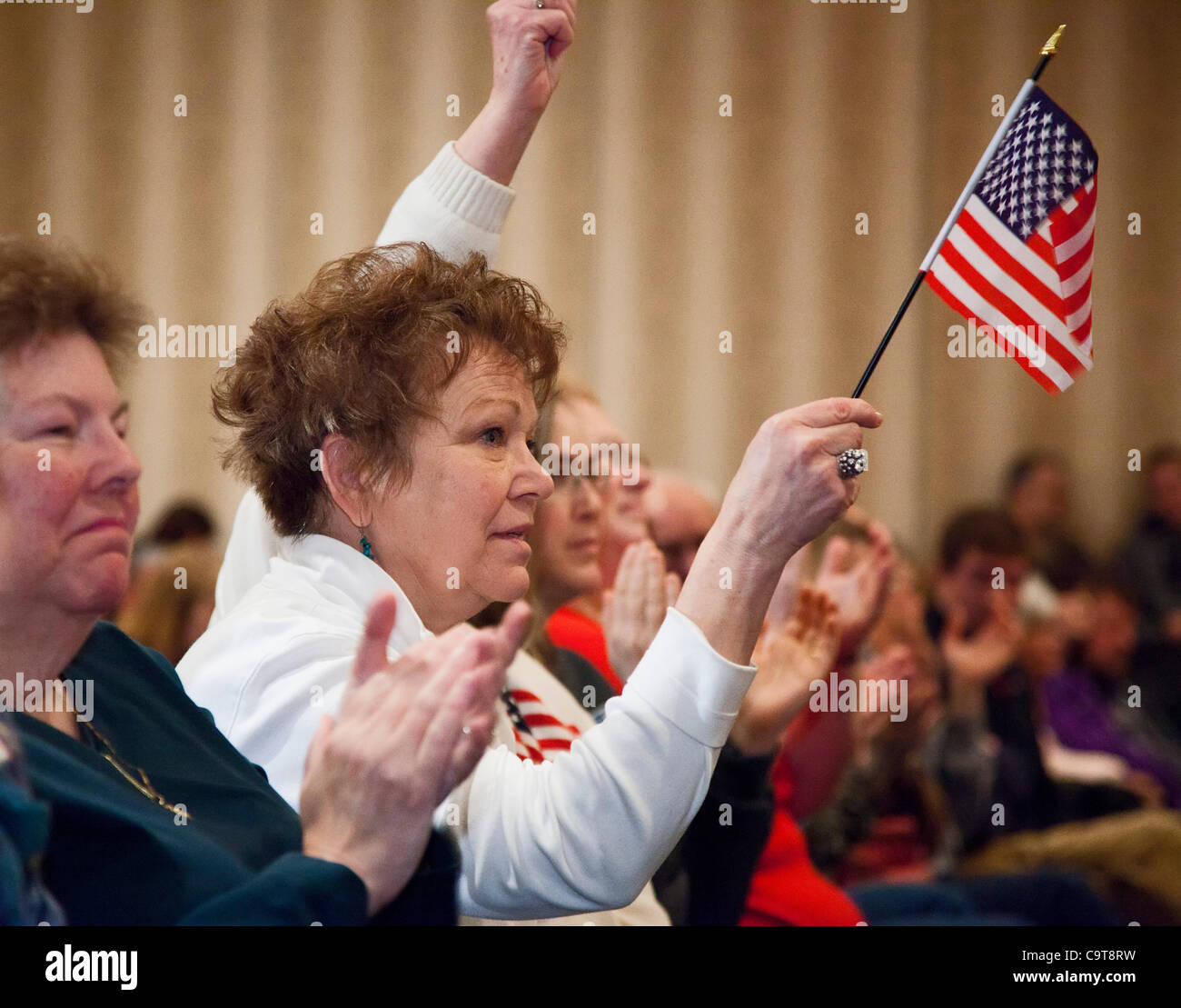 Shelby Township, Michigan - Mitglieder der Publikum jubeln und winken Flags als Rick Santorum Kampagnen für das Präsidentenamt in einem Vorort von Detroit. Er sprach mit der Koalition der Michigan- & Freiheit glauben. Stockfoto