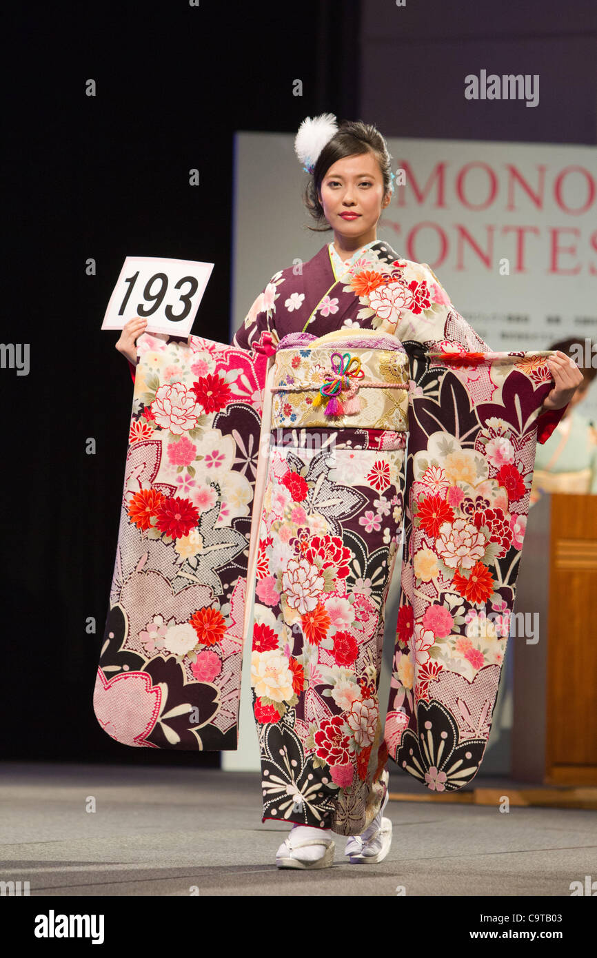 18. Februar 2012, Tokyo, Japan - zeigt ein Kandidat ihren Kimono auf der Bühne während 2012 Kimono Queen Contest. Rund 500 Frauen in wunderschön gestalteten Kimonos gekleidet zu beteiligen, in dieser jährlichen Veranstaltung für Sonderpreise zu gewinnen und die Möglichkeit gegeben, als ein Kimon erkannt werden Stockfoto