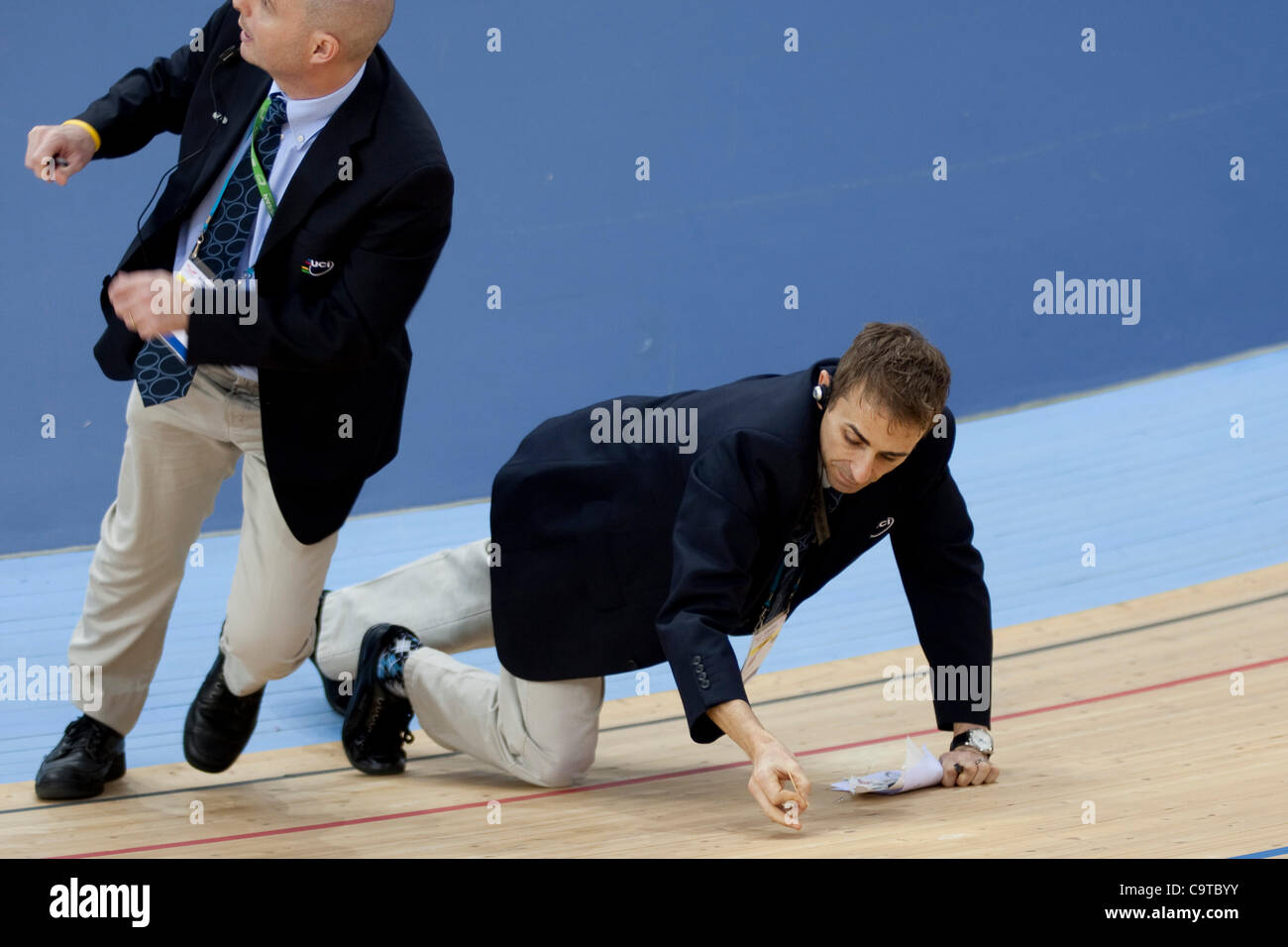 18.02.2012 London England. Beamten überprüfen die Spur nach einem Absturz bei der UCI Track Cycling WM im London Olympischen Velodrom. Bestandteil der London bereitet Veranstaltungsreihe organisiert von LOCOG, Organisation Komitee Olympischen Spiele in London. Obligatorische Credit: Mitchell Gunn Stockfoto