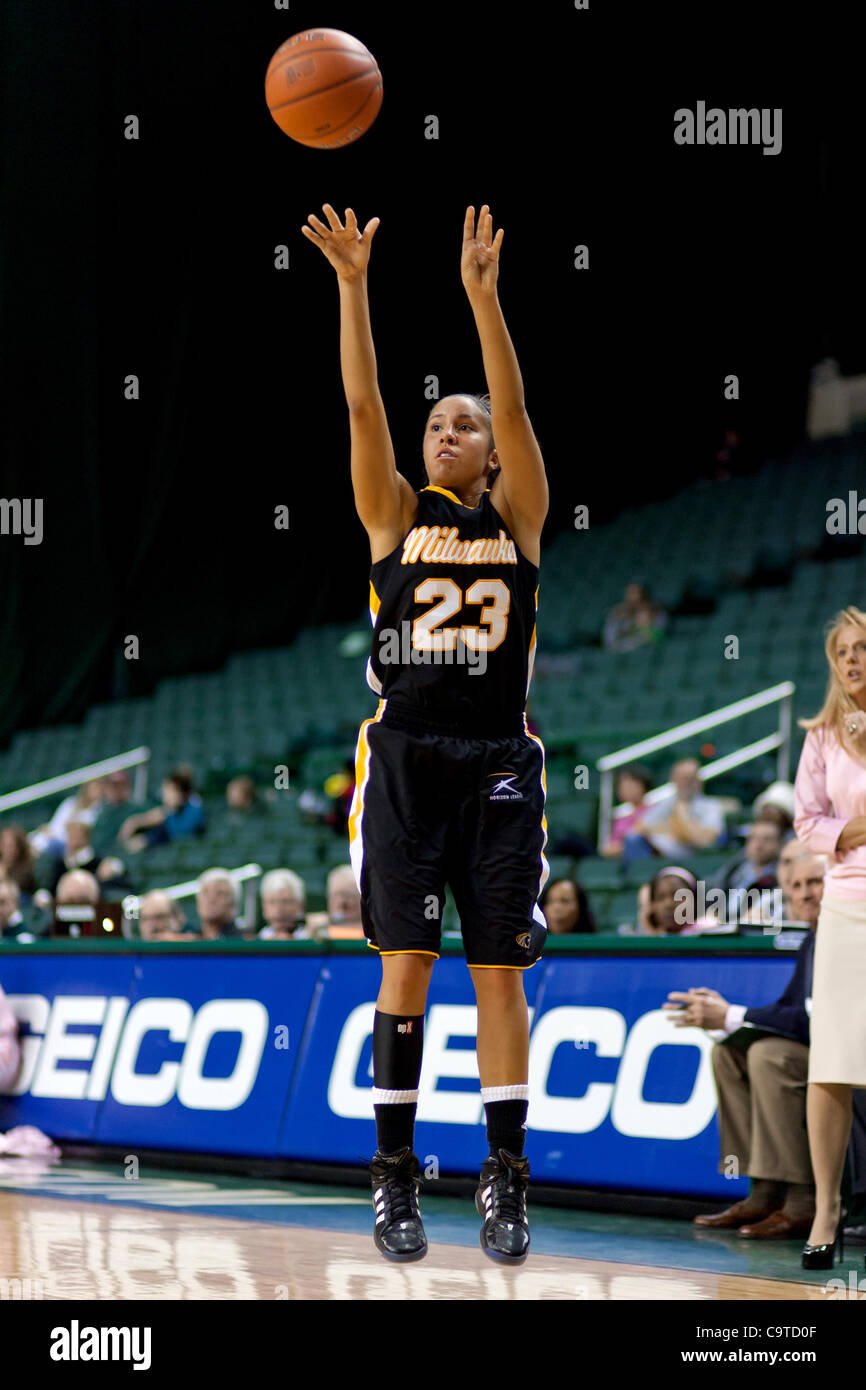 18. Februar 2012 - Cleveland, Ohio, USA - Milwaukee Wache Angela Rodriguez (23) setzen sup eine Sprungwurf in der ersten Hälfte gegen Cleveland Zustand.  Die Milwaukee Panthers führen die Cleveland State Wikinger 38-24 bei der Hälfte am Wolstein Center in Cleveland, Ohio. (Kredit-Bild: © Frank Jansky/Southcre Stockfoto