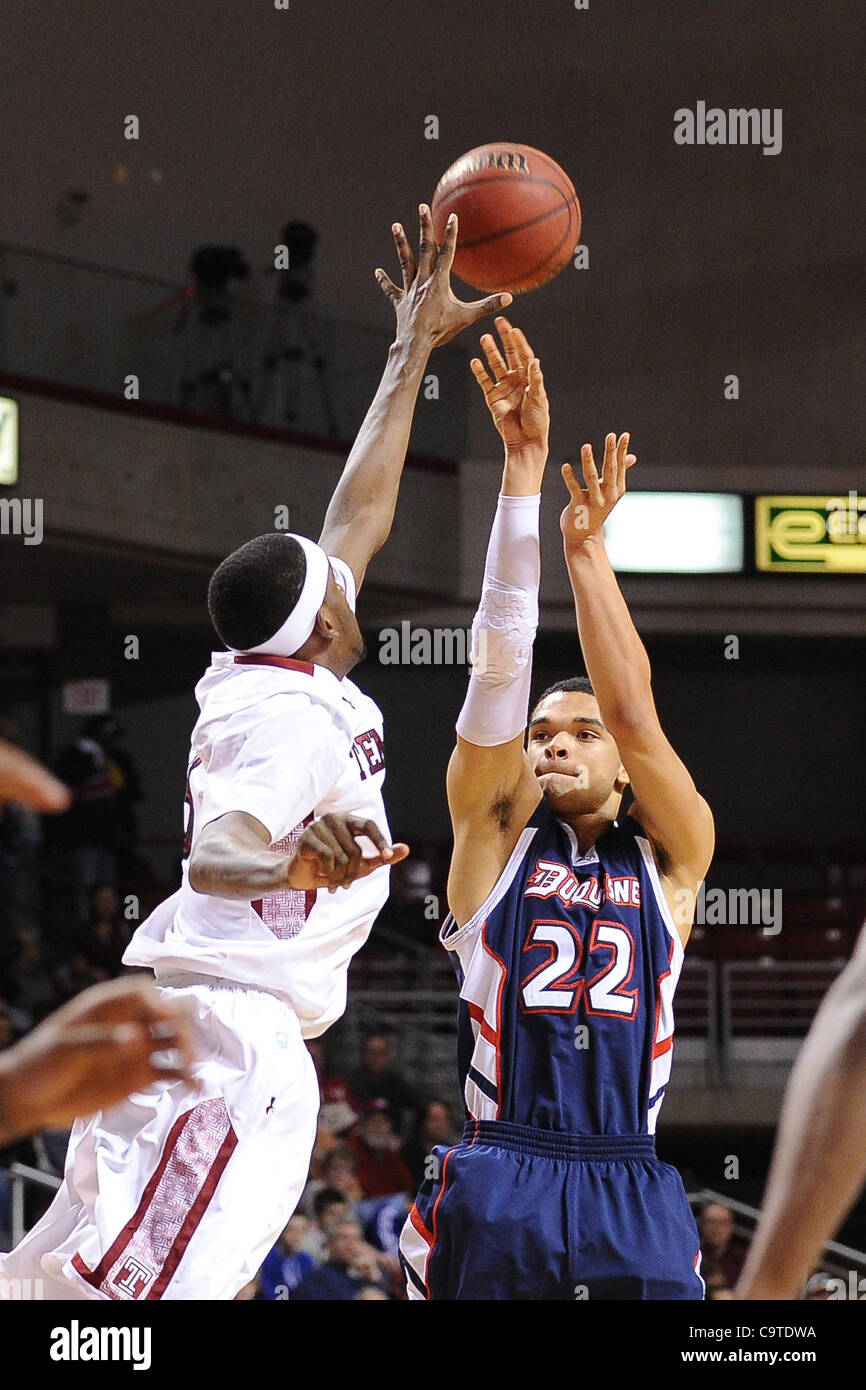 18. Februar 2012 - Philadelphia, Pennsylvania, USA - Duquesne Dukes vorwärts Kadeem Pantophlet (22) Triebe über Temple Owls vorwärts-/Mitte Anthony Lee (3). In einem Spiel im Liacouras Center in Philadelphia, Pennsylvania. Tempel führt Duquesne in der Mitte mit einem Score von 42-29 (Credit-Bild: © Stockfoto